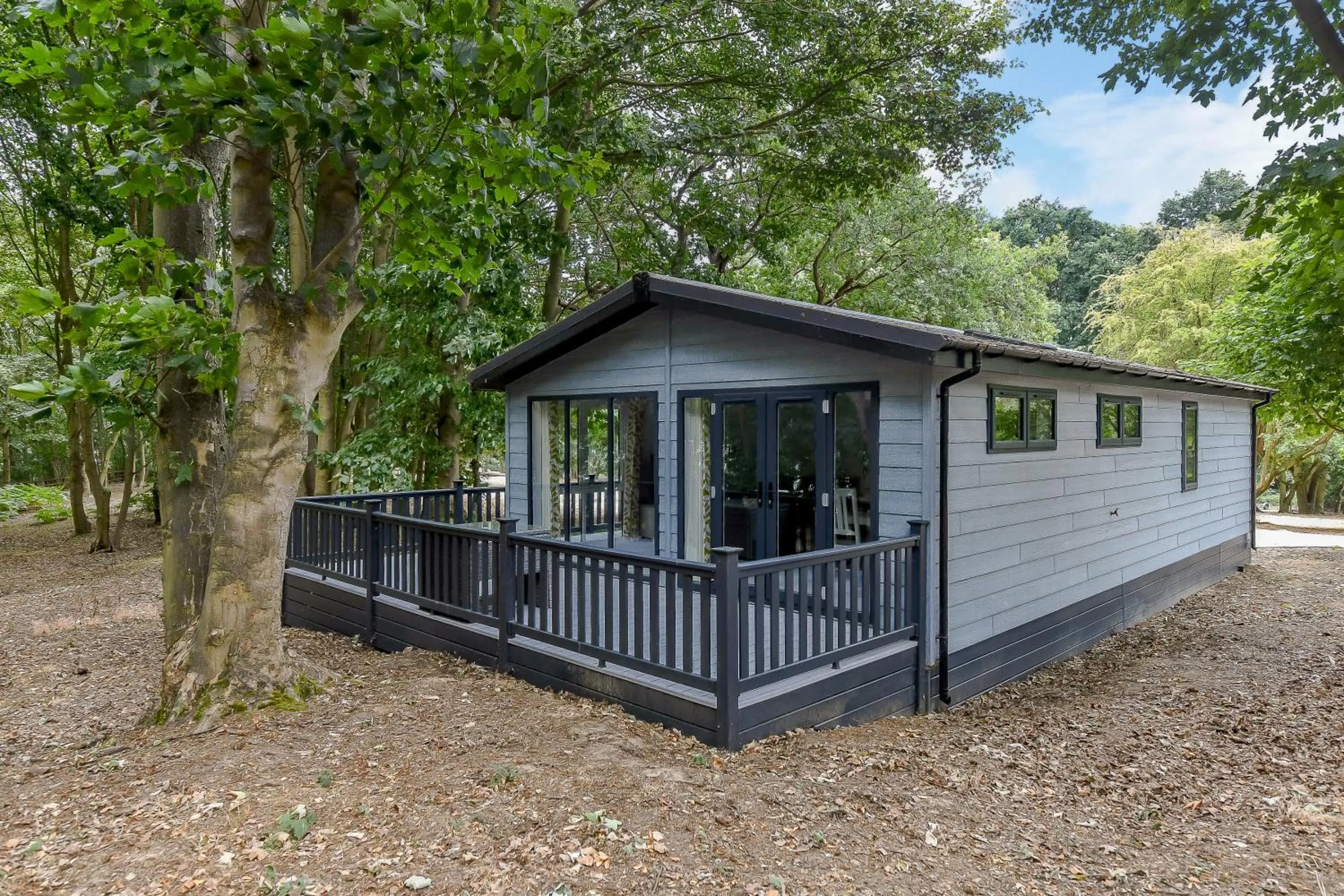 Property building in Woolverstone Marina and Lodge Park