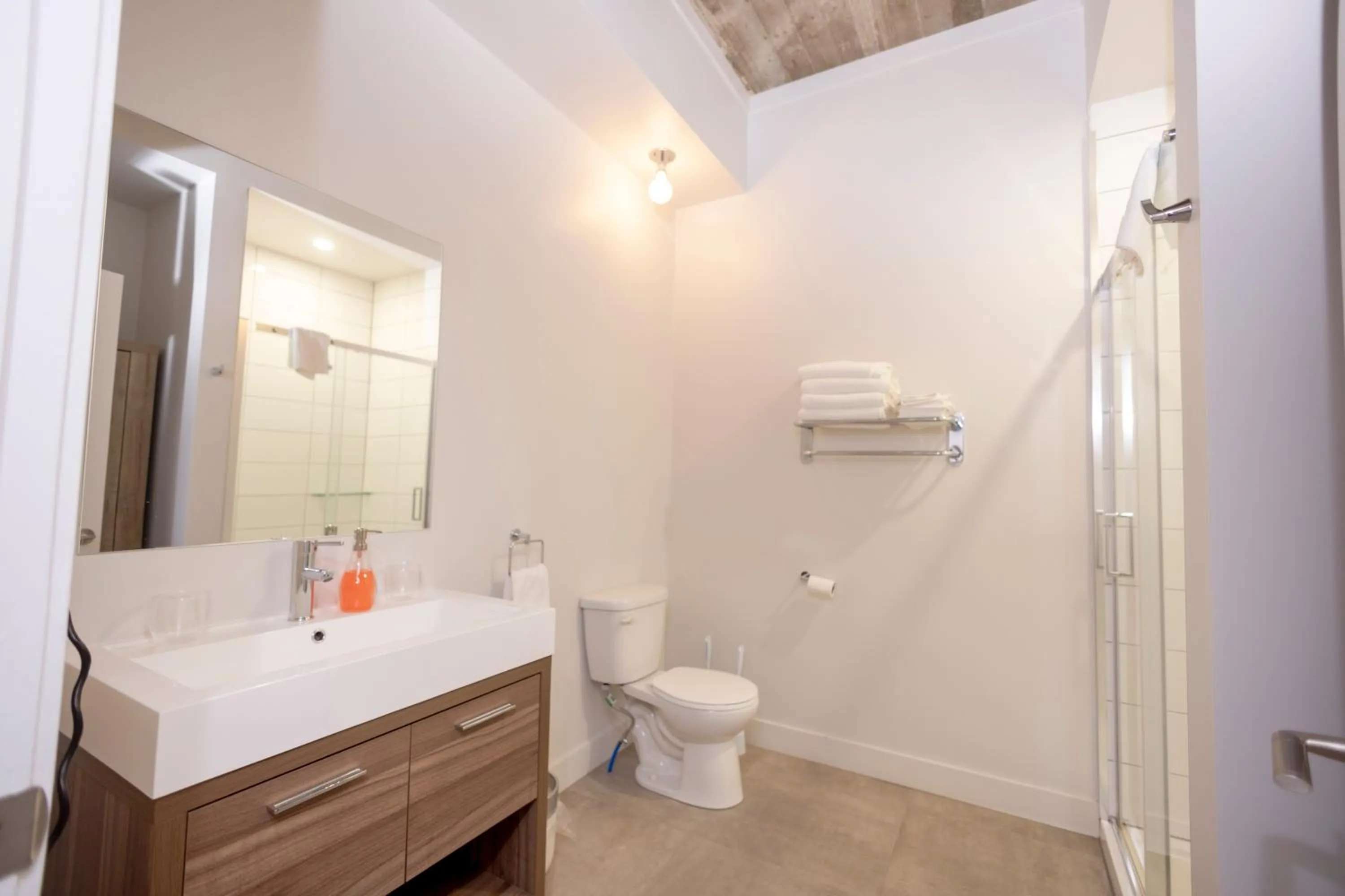 Toilet in Le Central