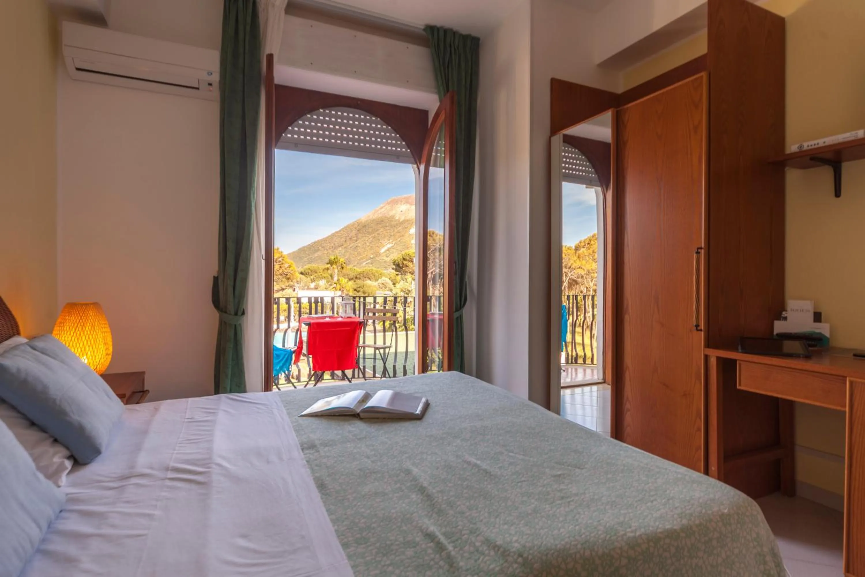 Garden view, Bed in Hotel Orsa Maggiore