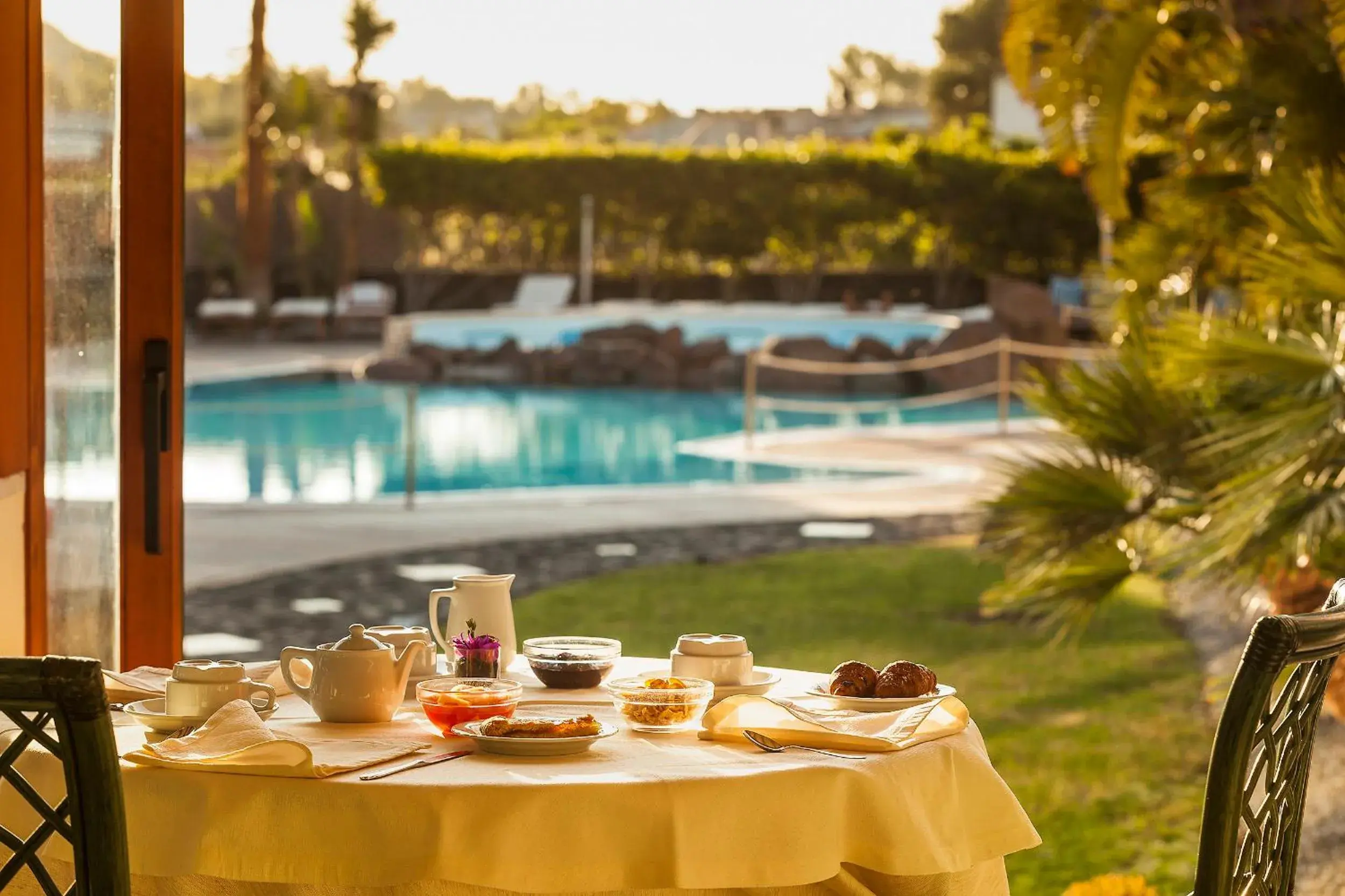 Continental breakfast, Swimming Pool in Hotel Orsa Maggiore