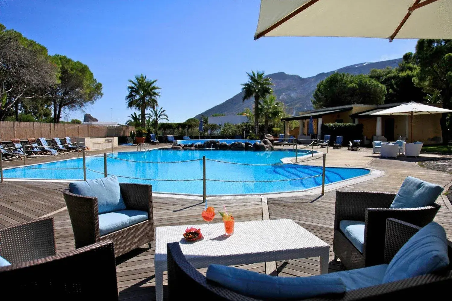 Facade/entrance, Swimming Pool in Hotel Orsa Maggiore