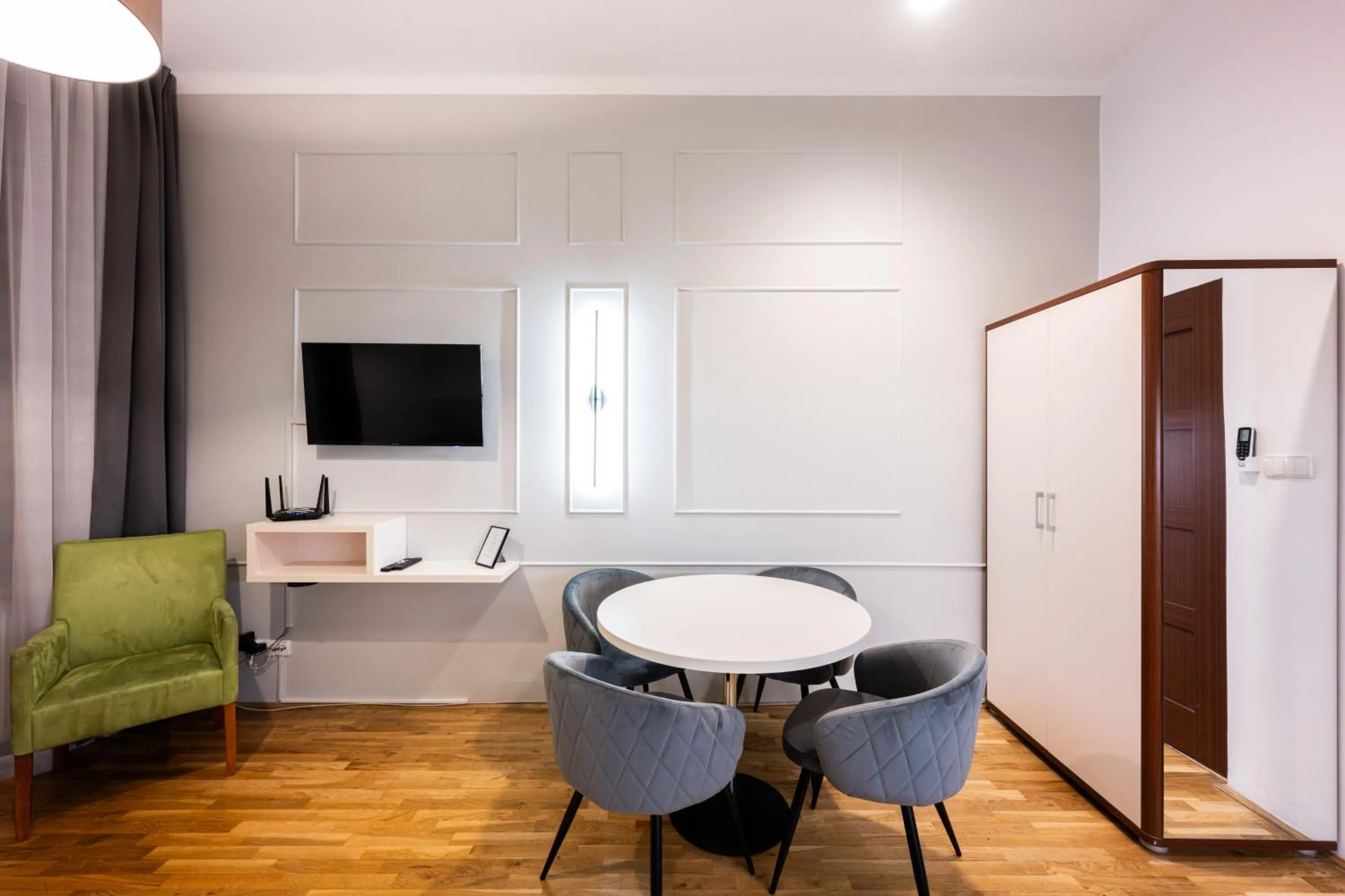 TV and multimedia in ON/SET APARTHOTEL