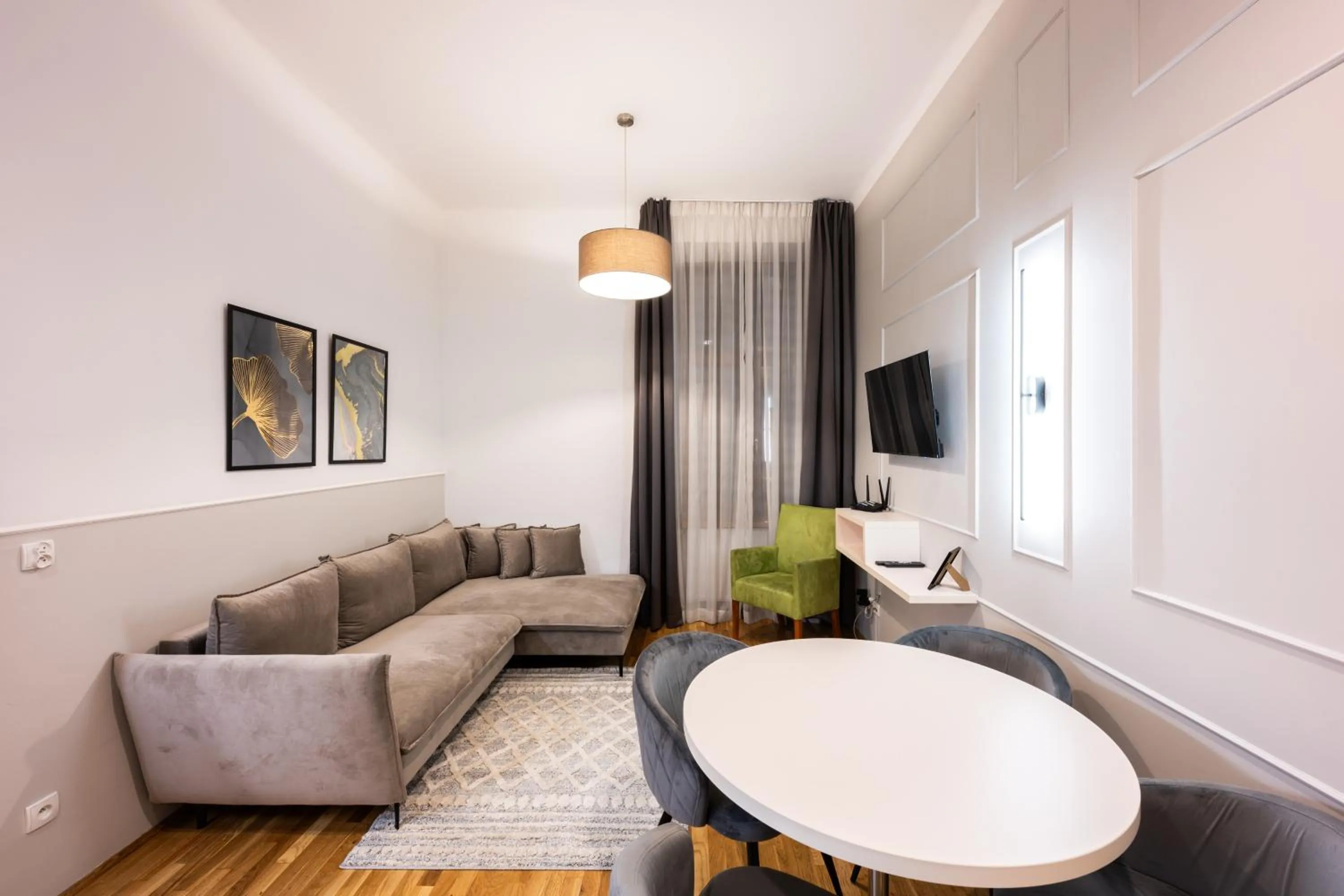 TV and multimedia in ON/SET APARTHOTEL