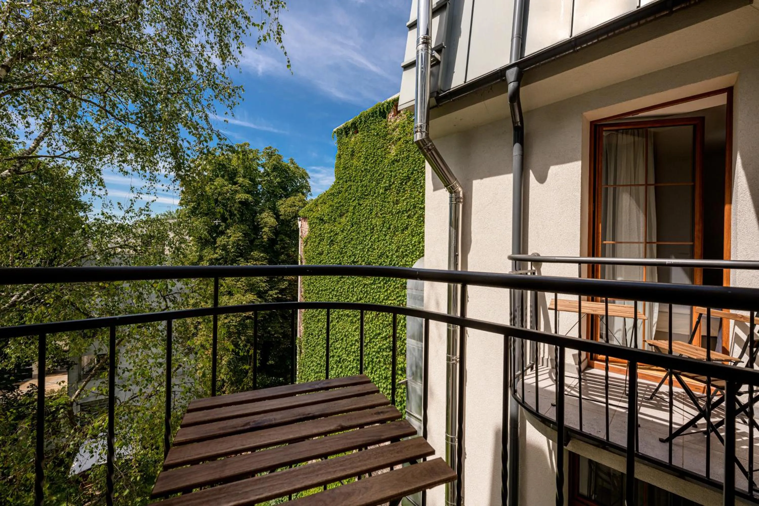 Property building in ON/SET APARTHOTEL