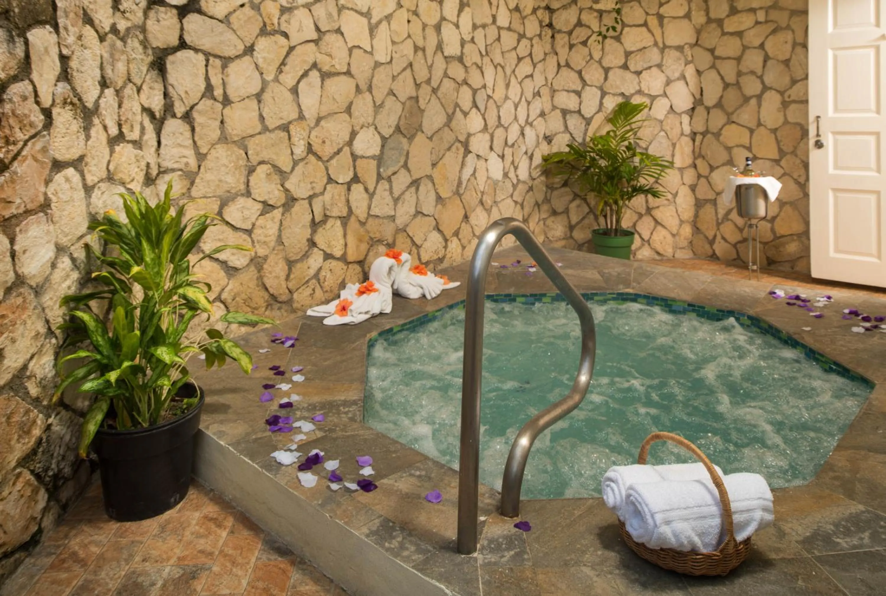 Hot Tub in Rondel Village