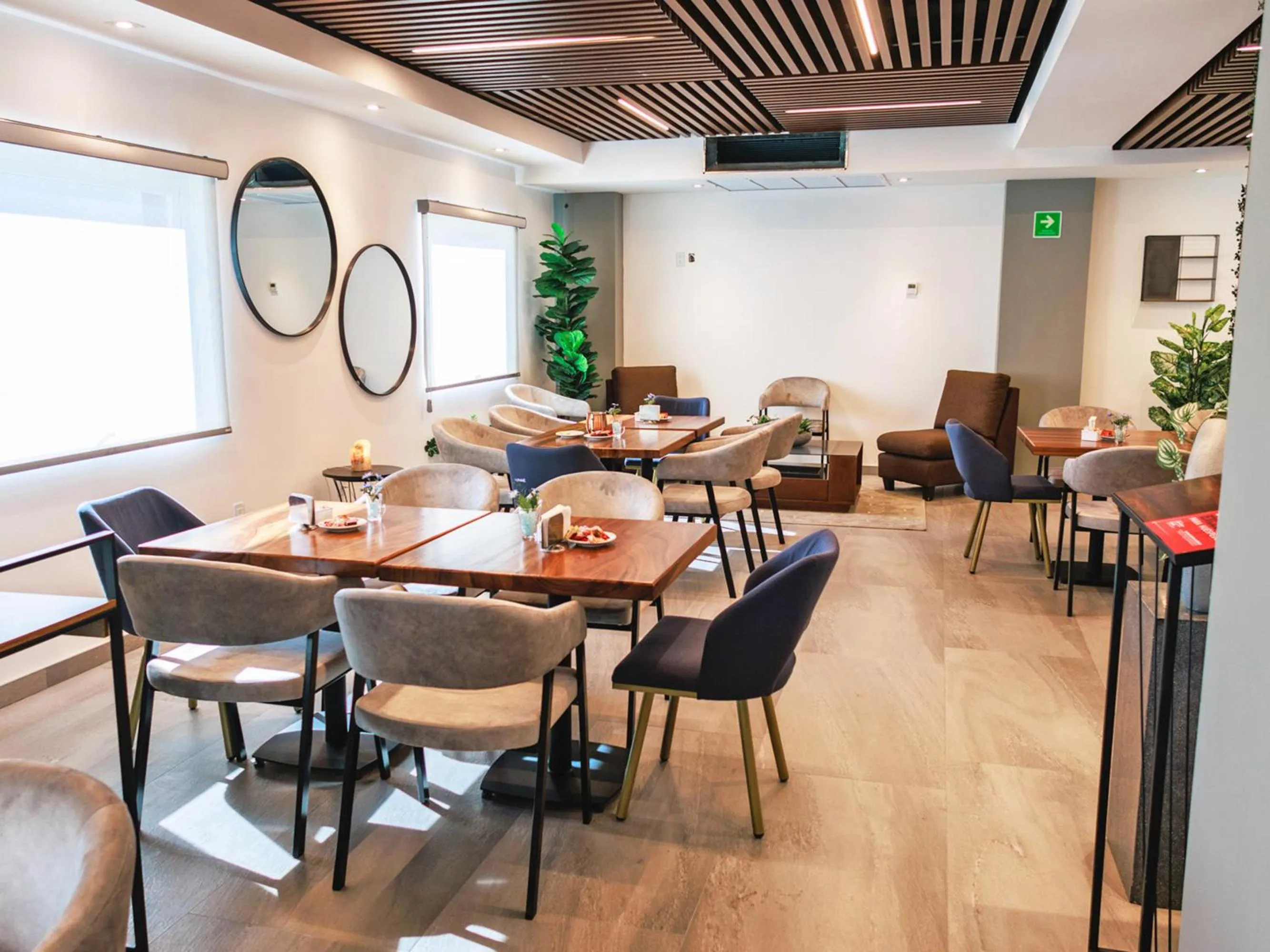 Dining area in Hotel Fray Select