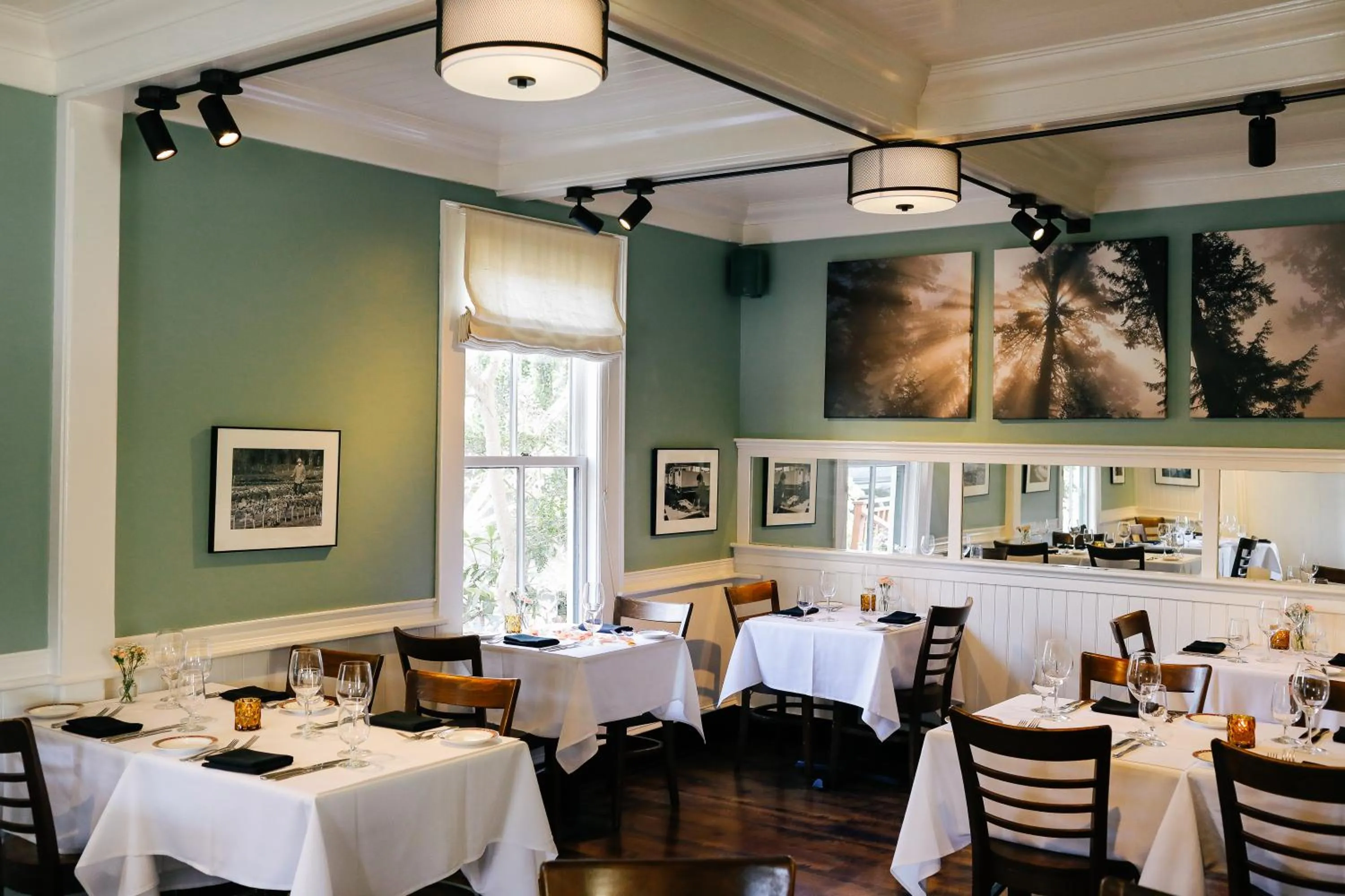 Restaurant/places to eat in Nicholson House at Beaujolais