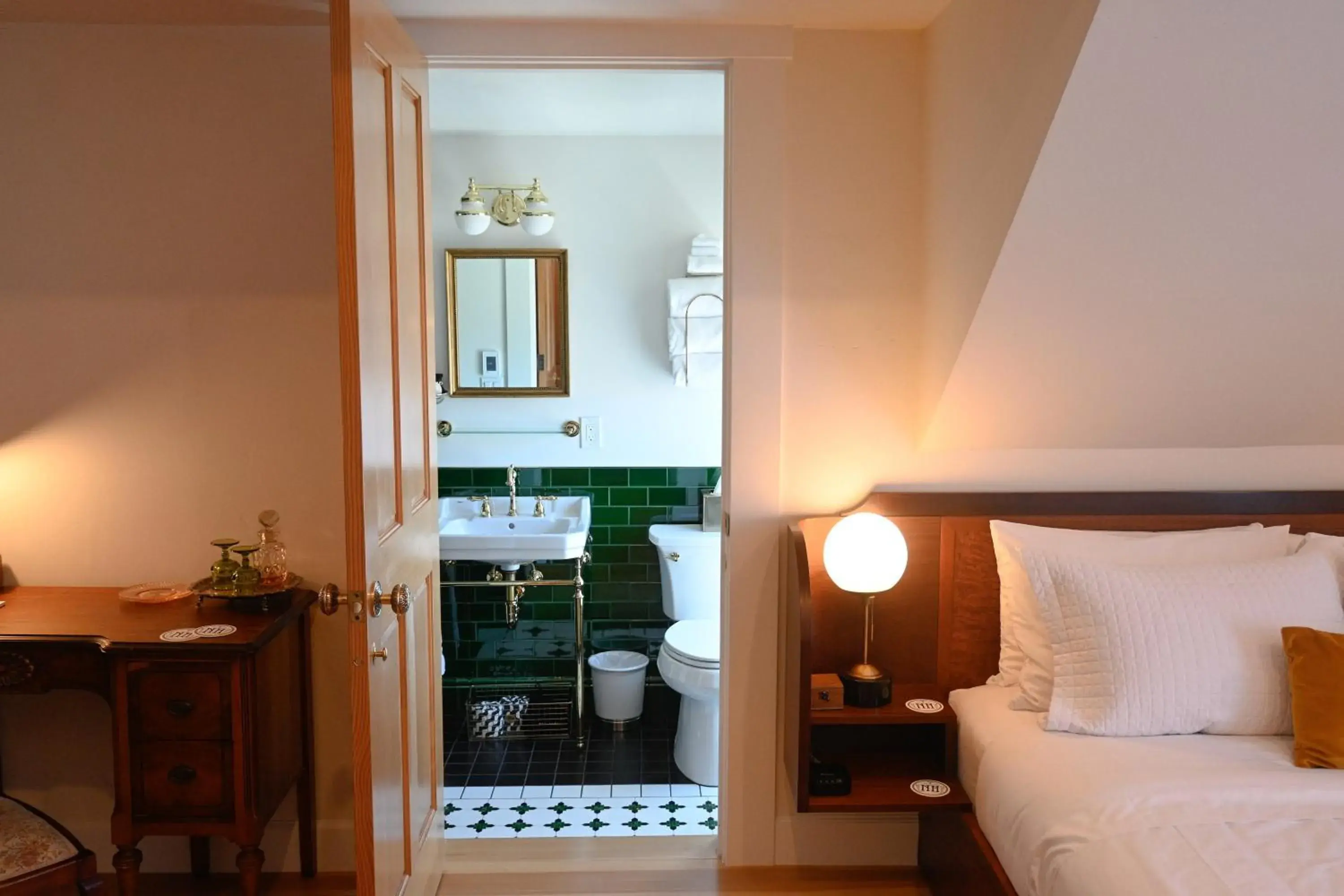 Deluxe Queen Room in Nicholson House at Beaujolais Deluxe Queen Room in Nicholson House at Beaujolais