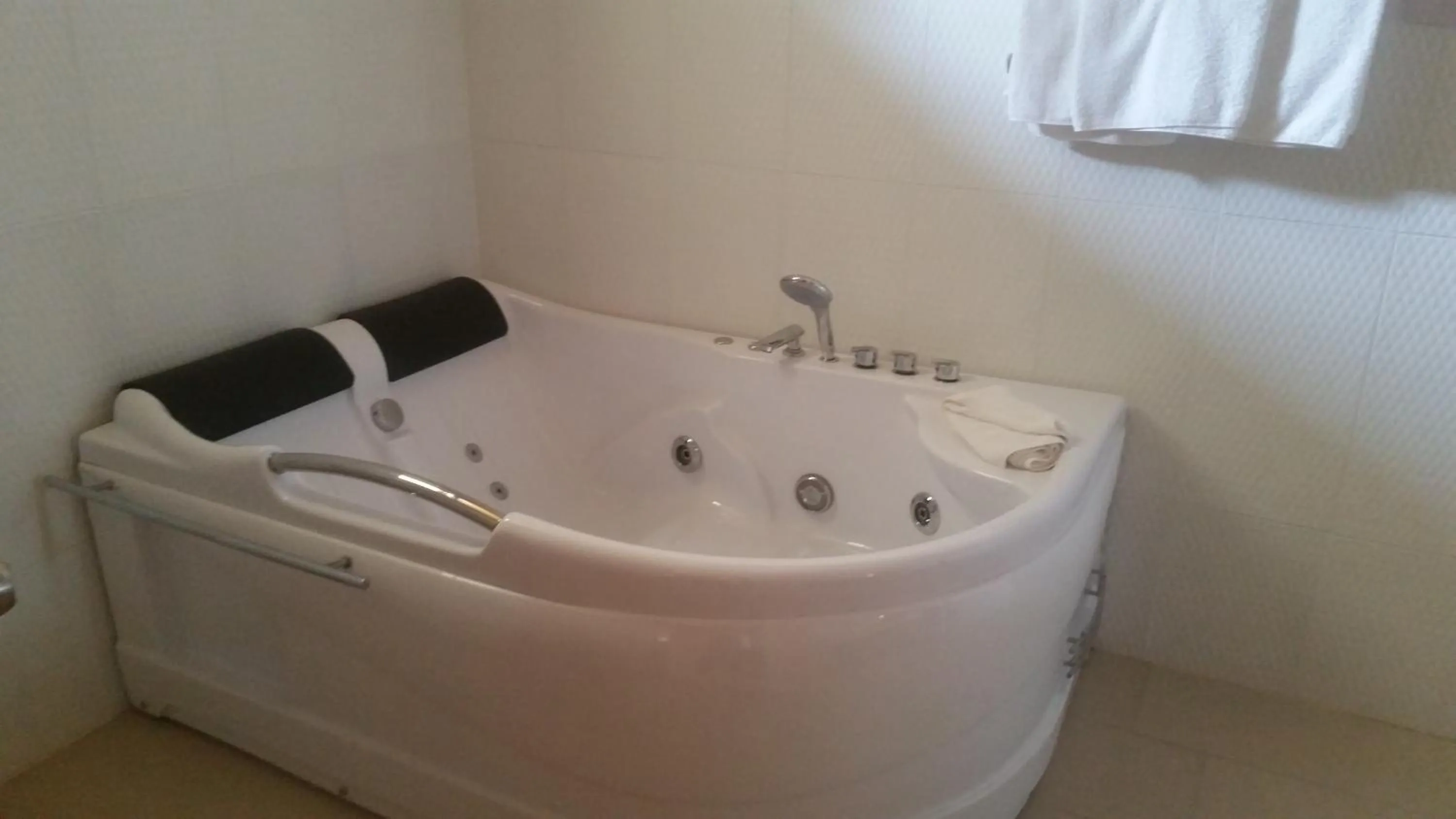 Hot Tub in Charela Inn