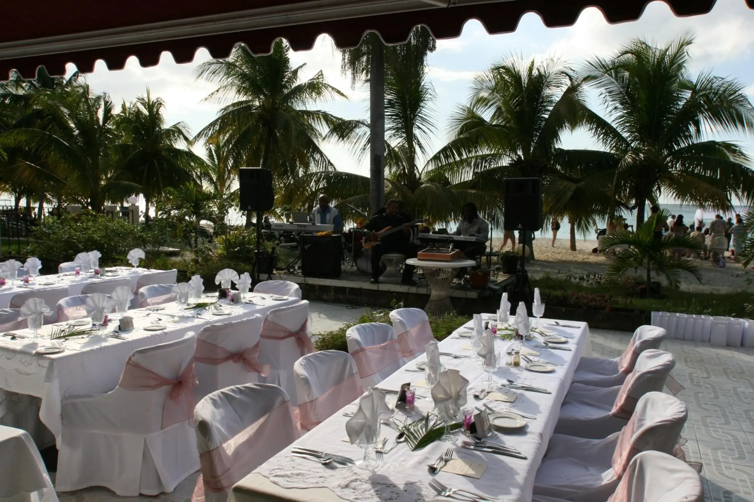 Restaurant/places to eat in Charela Inn Restaurant/places to eat in Charela Inn