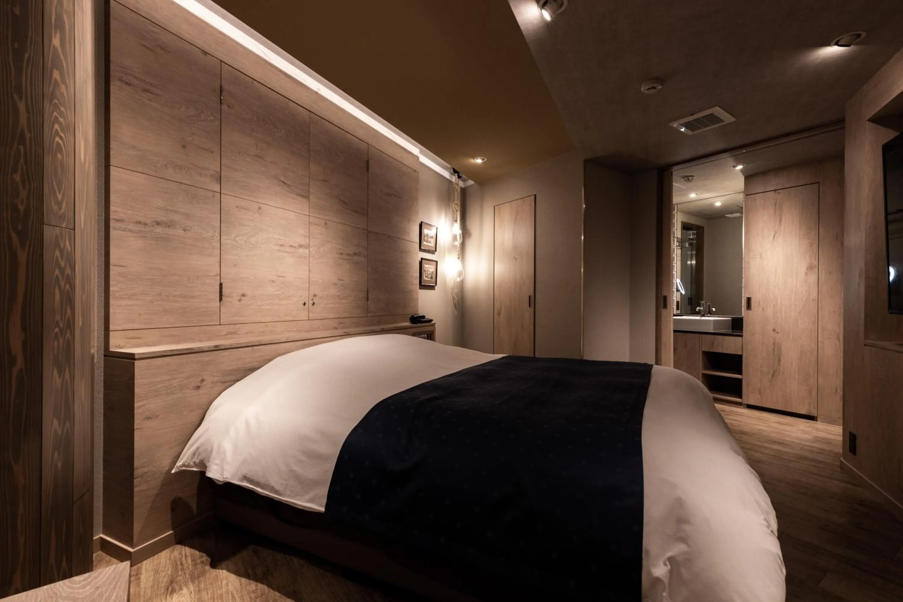 Photo of the whole room, Bed in Y-HOTEL