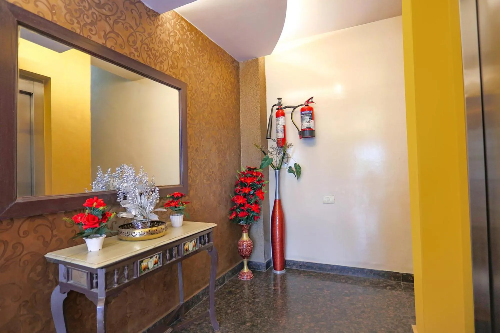Lobby or reception in Via The Paradise - Nr Apollo Hospital
