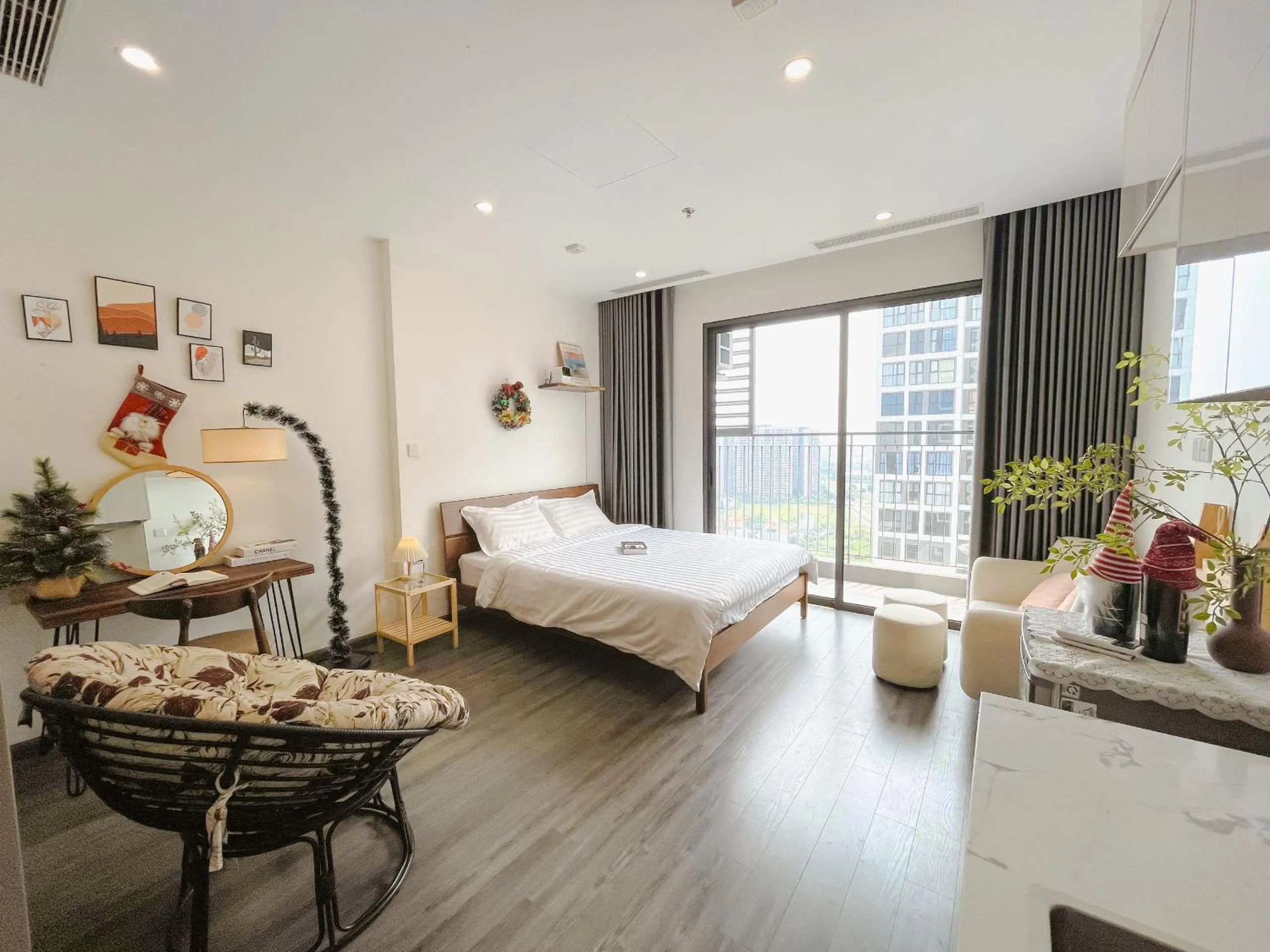 Bedroom, Bed in Apartment 1BR-FL24th-R105 Building-Vinhomes Ocean Park