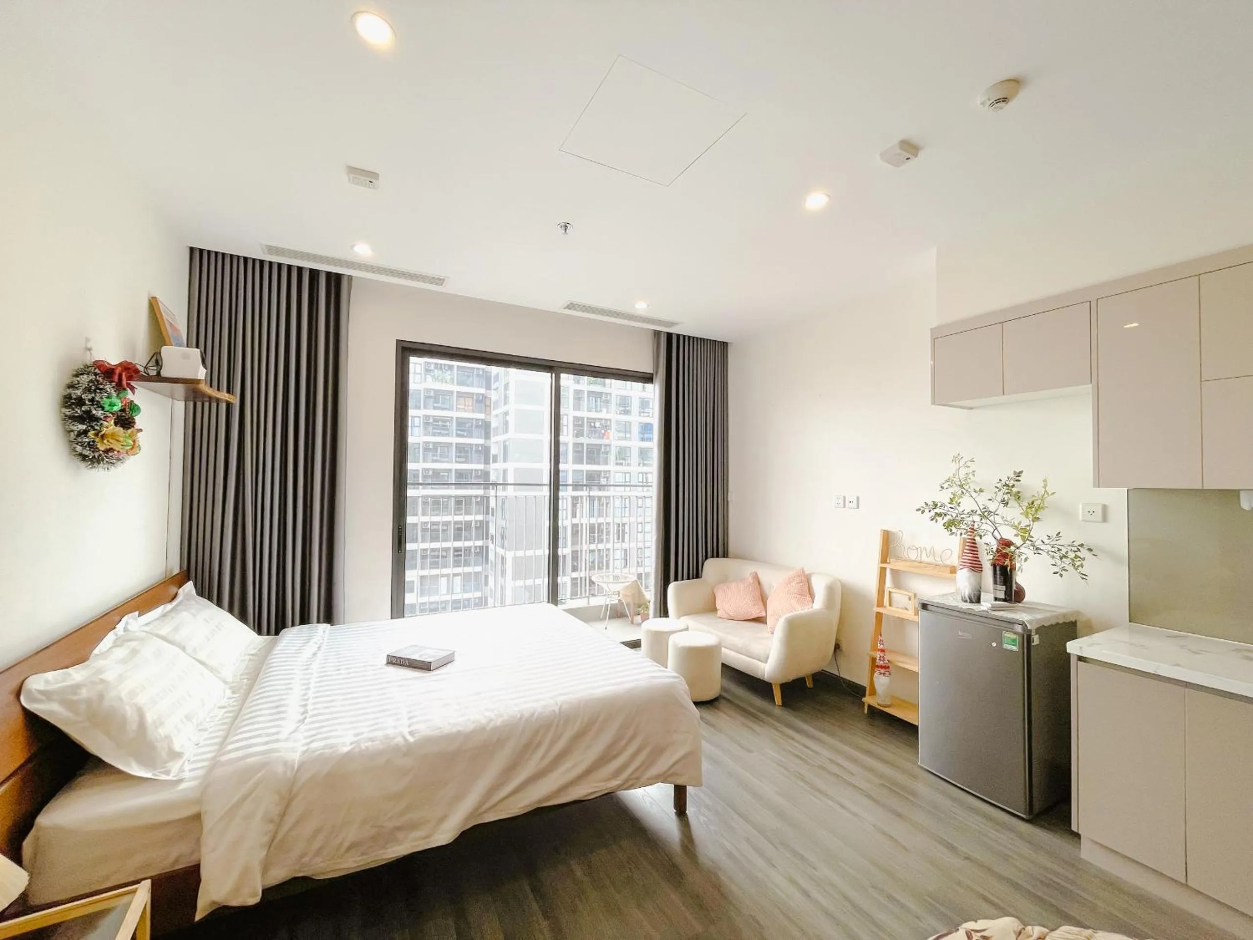 Bedroom, Bed in Apartment 1BR-FL24th-R105 Building-Vinhomes Ocean Park