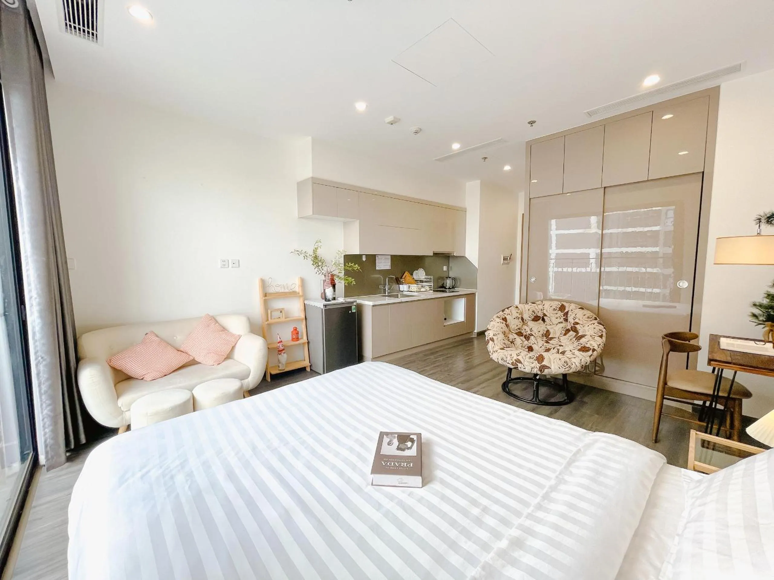 Bedroom, Bed in Apartment 1BR-FL24th-R105 Building-Vinhomes Ocean Park