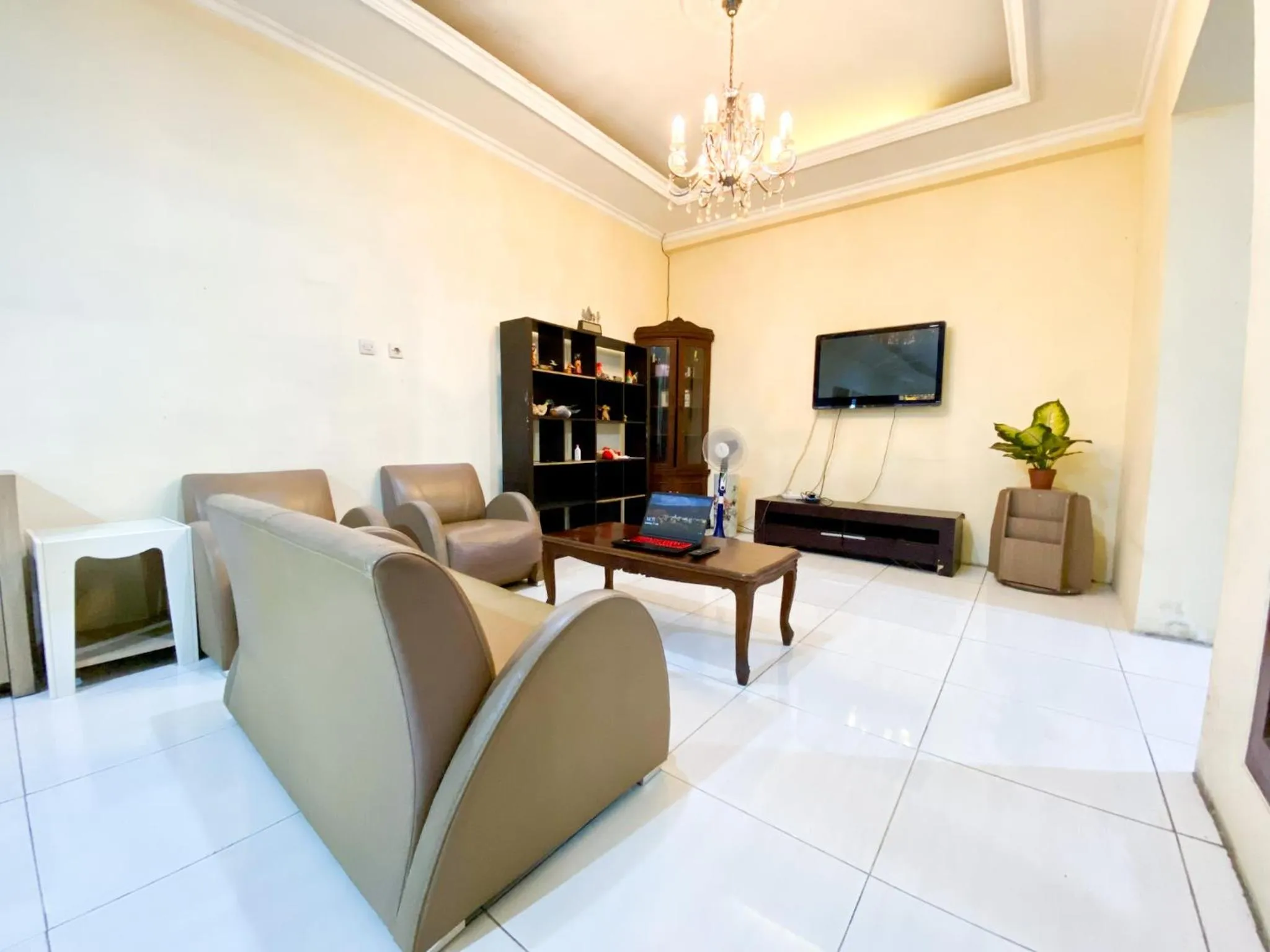 Lounge or bar in Homey Guesthouse near Sby Zoo Syariah