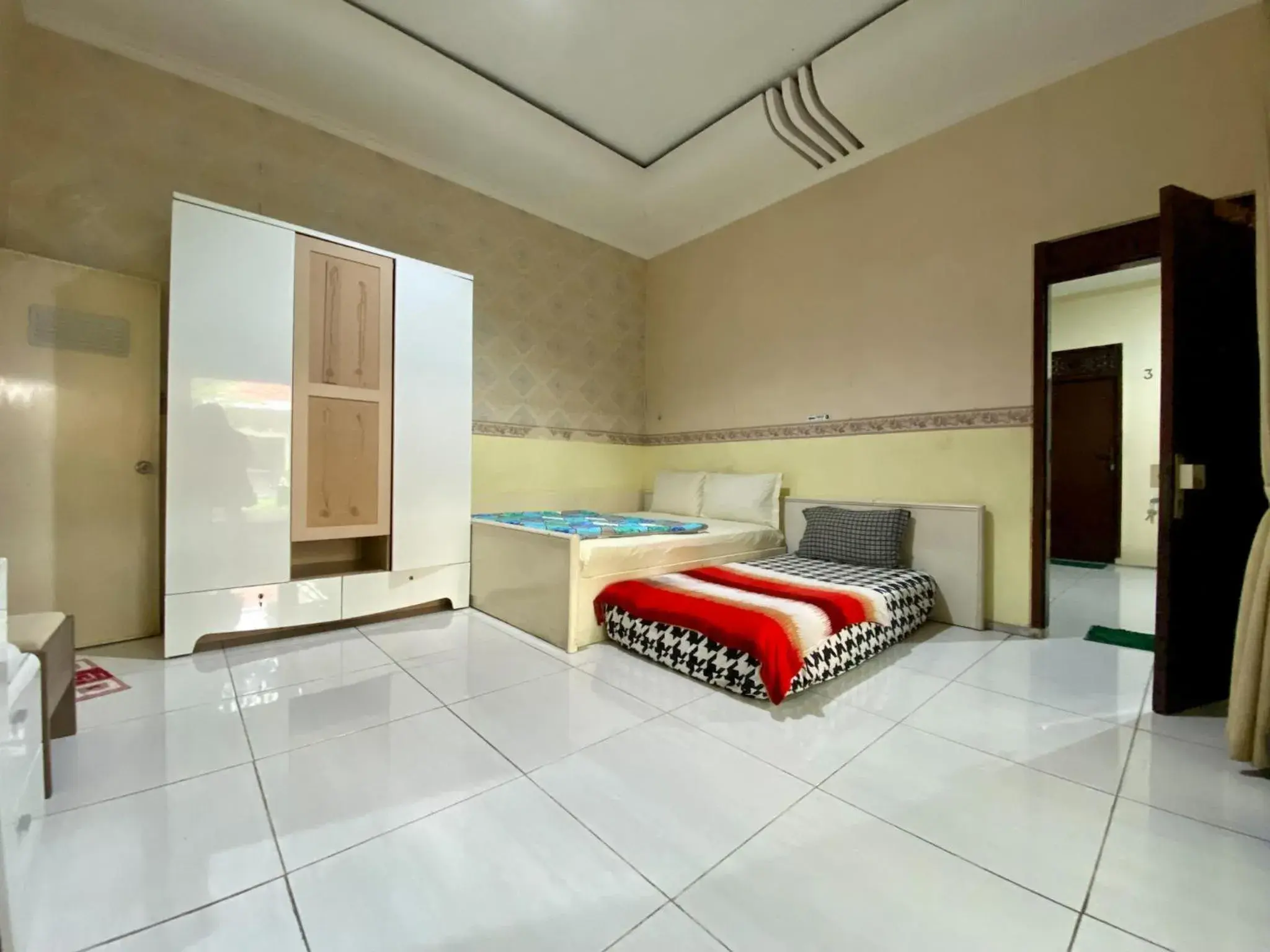 Deluxe Triple Room in Homey Guesthouse near Sby Zoo Syariah Deluxe Triple Room in Homey Guesthouse near Sby Zoo Syariah