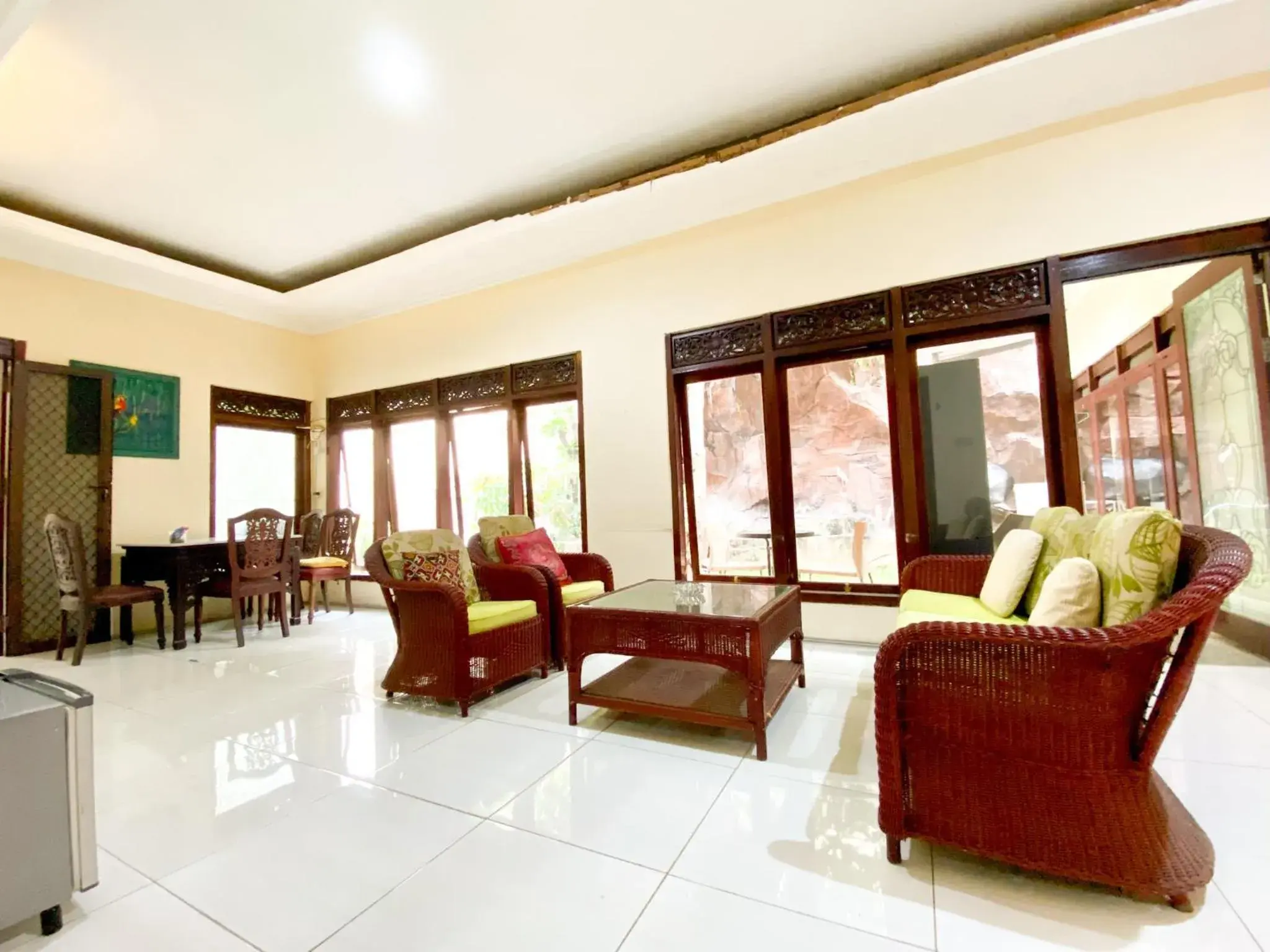 Lounge or bar in Homey Guesthouse near Sby Zoo Syariah Lounge or bar in Homey Guesthouse near Sby Zoo Syariah