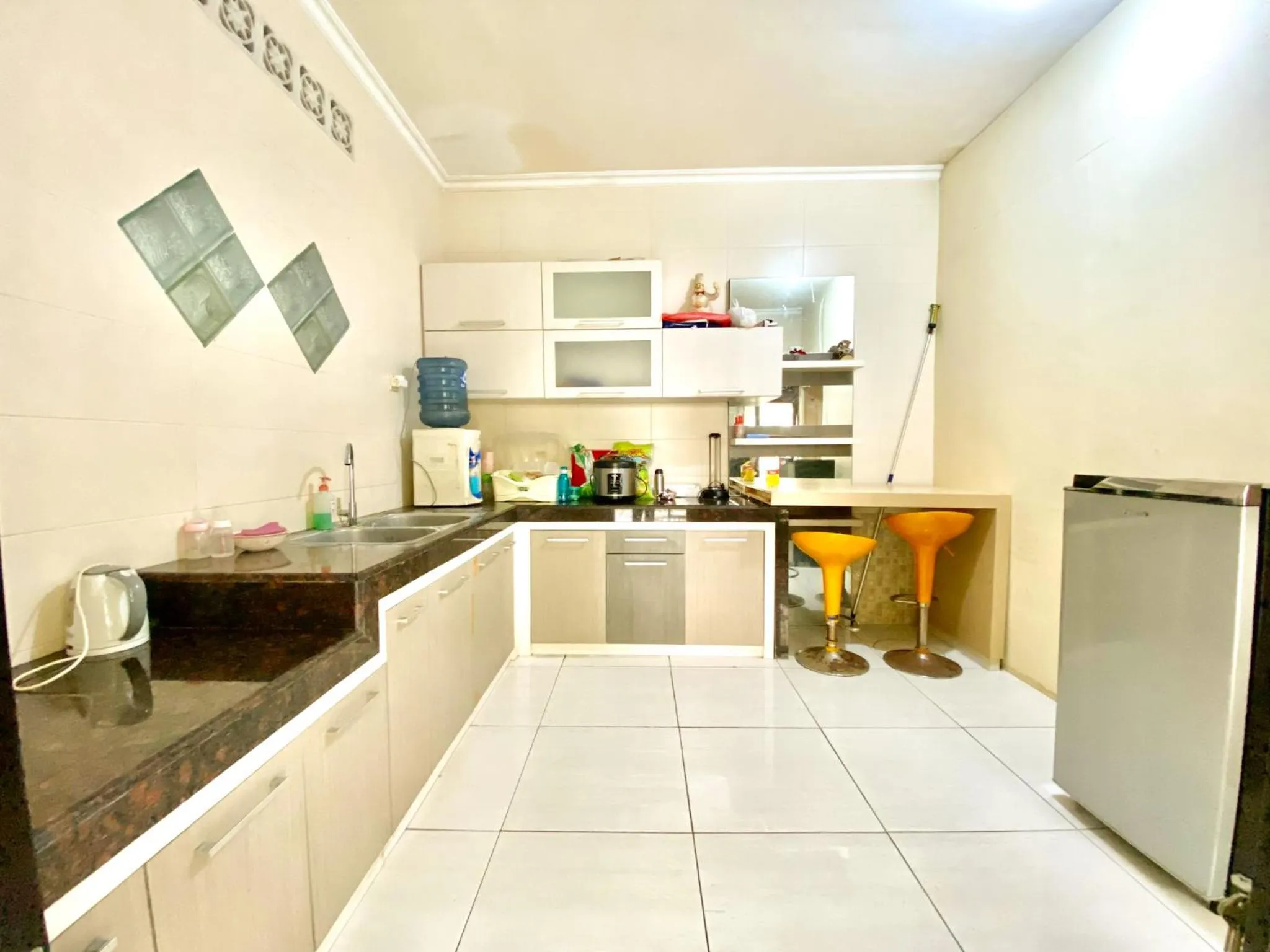 Communal kitchen in Homey Guesthouse near Sby Zoo Syariah