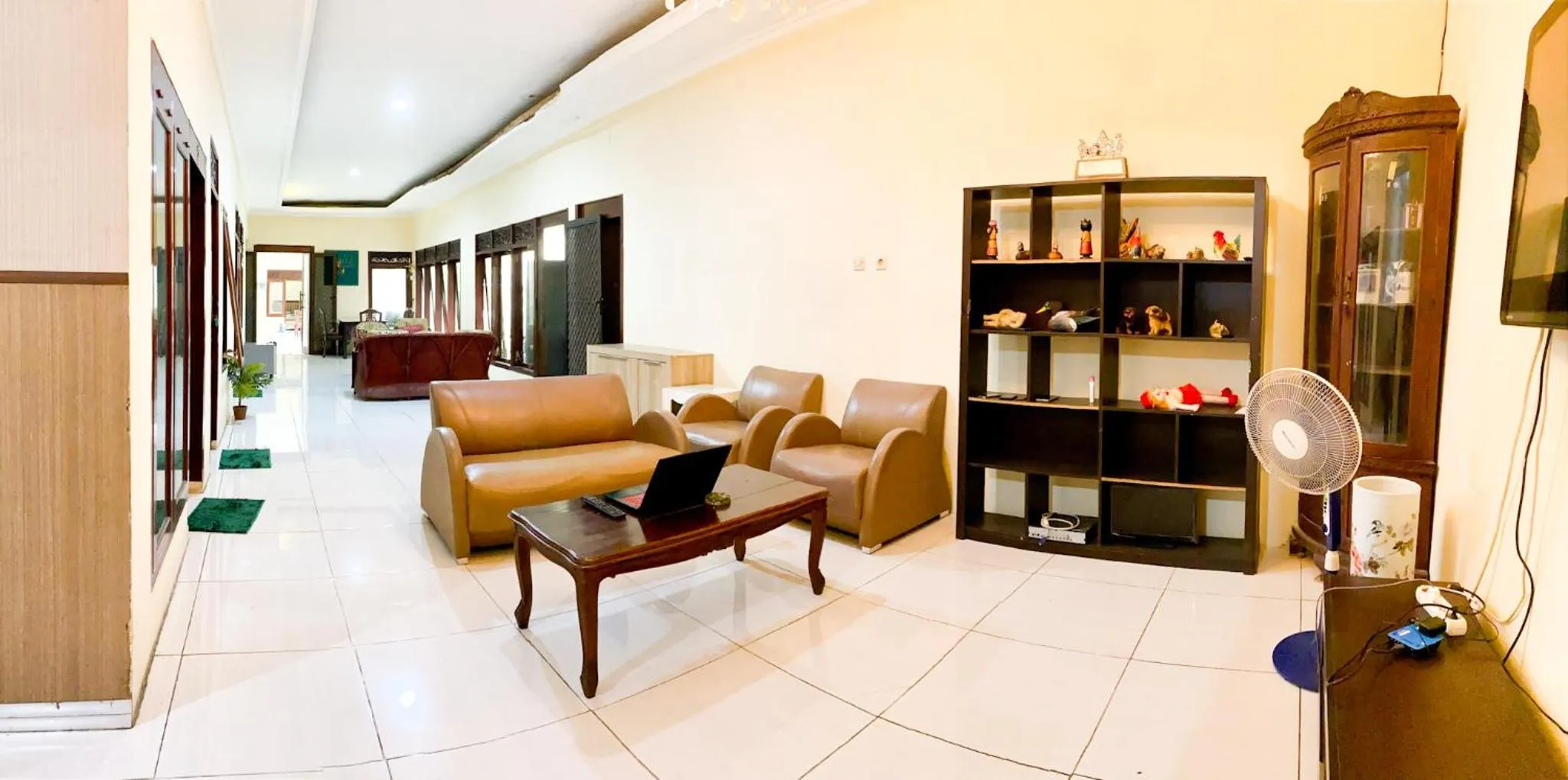 Lobby or reception in Homey Guesthouse near Sby Zoo Syariah
