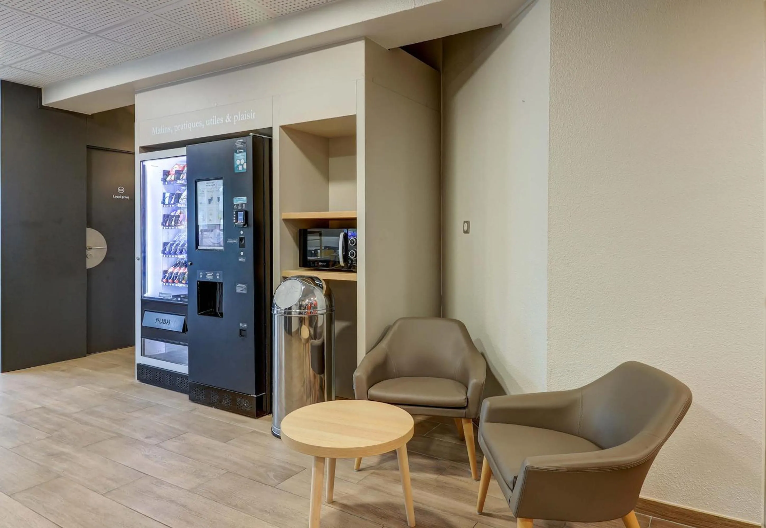 Seating area in B&B HOTEL Paray-le-Monial