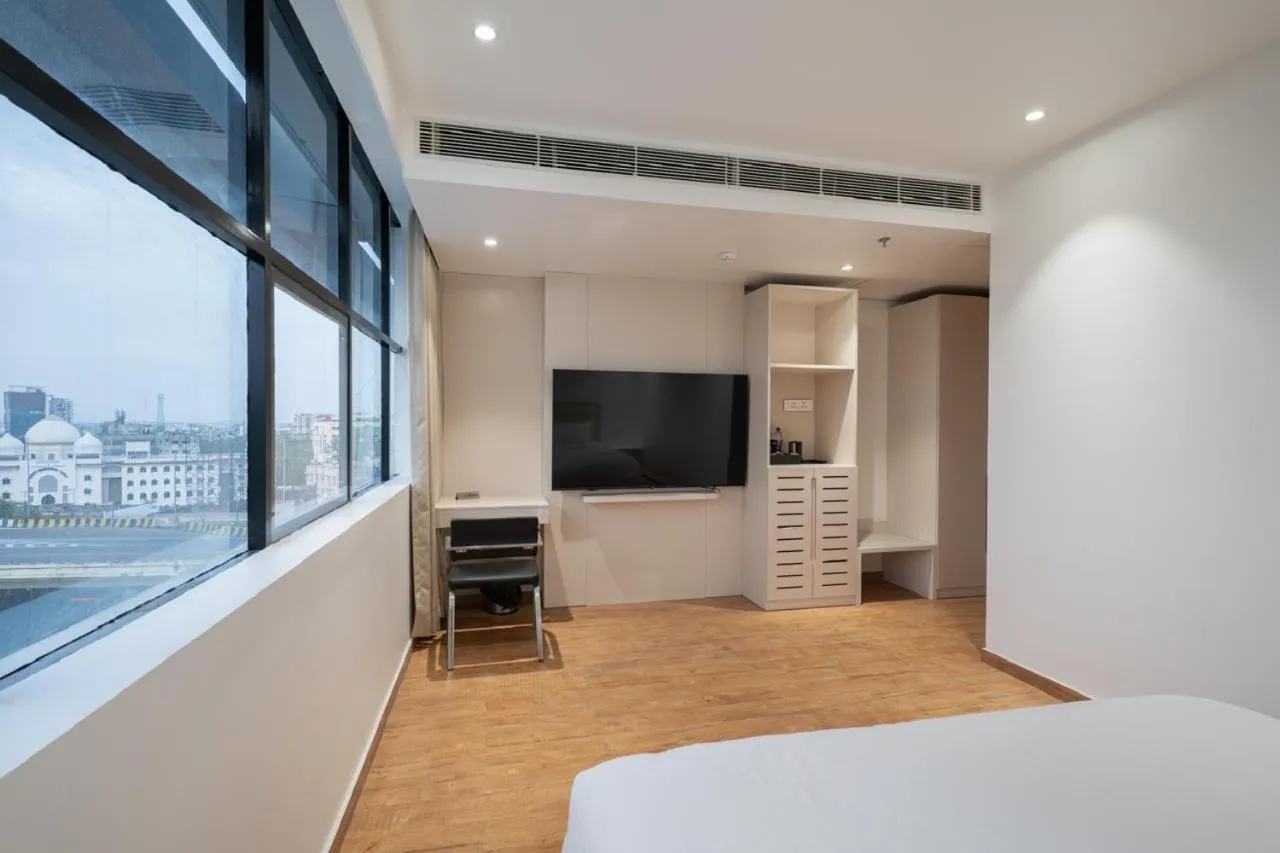 Bedroom, Bed in Uptown Hotel