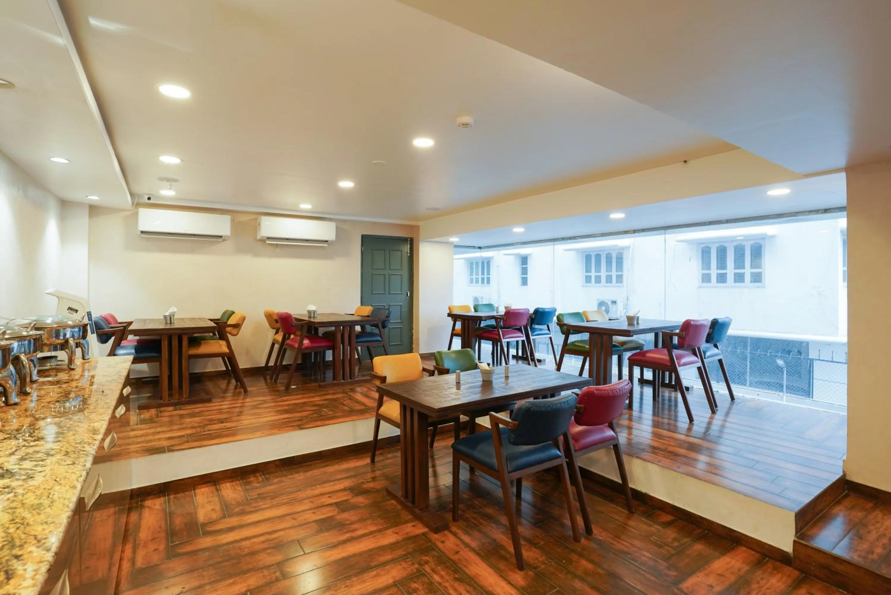 Restaurant/places to eat in Uptown Hotel