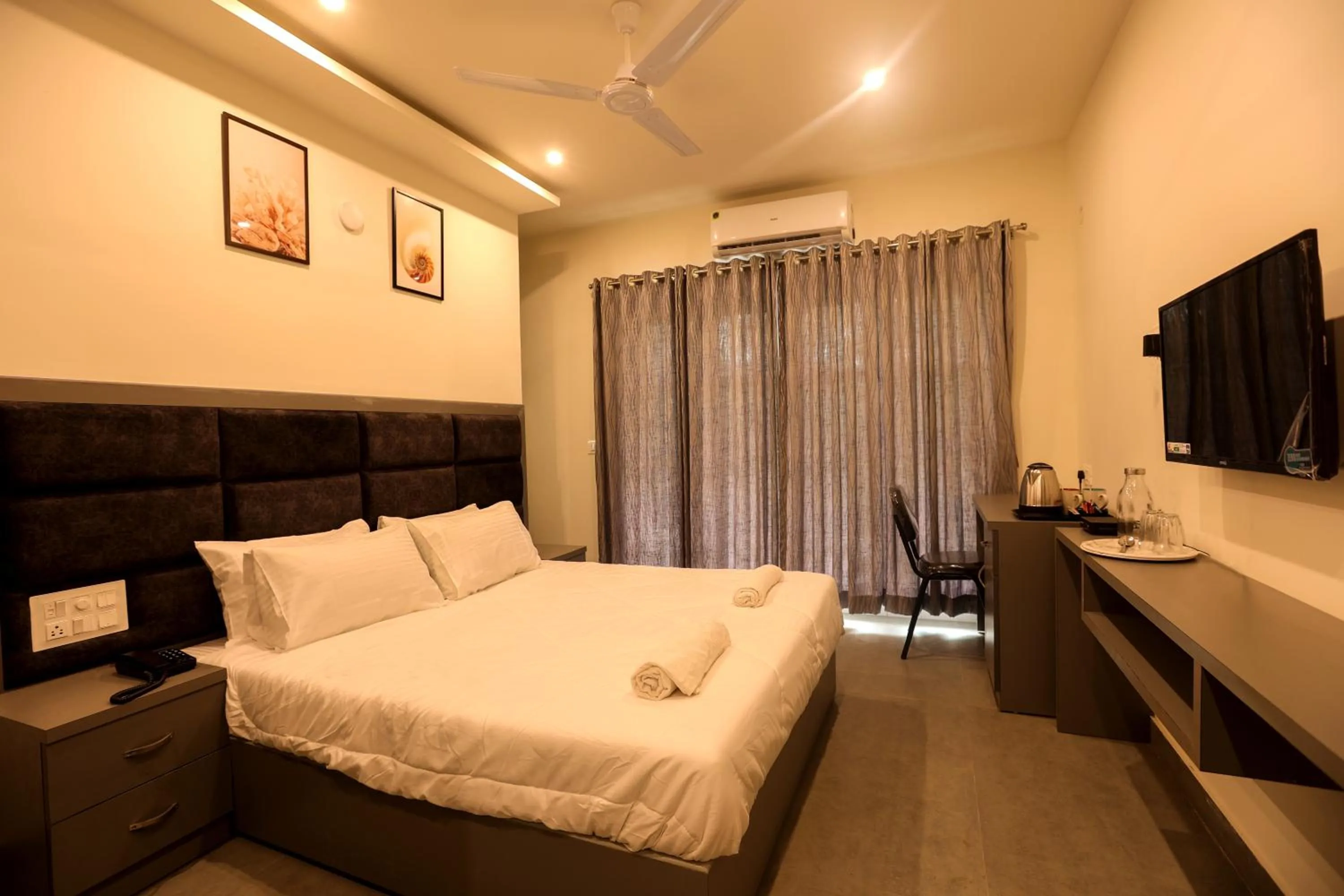 Photo of the whole room, Bed in Coastal Pearl Hotel Miramar Panaji