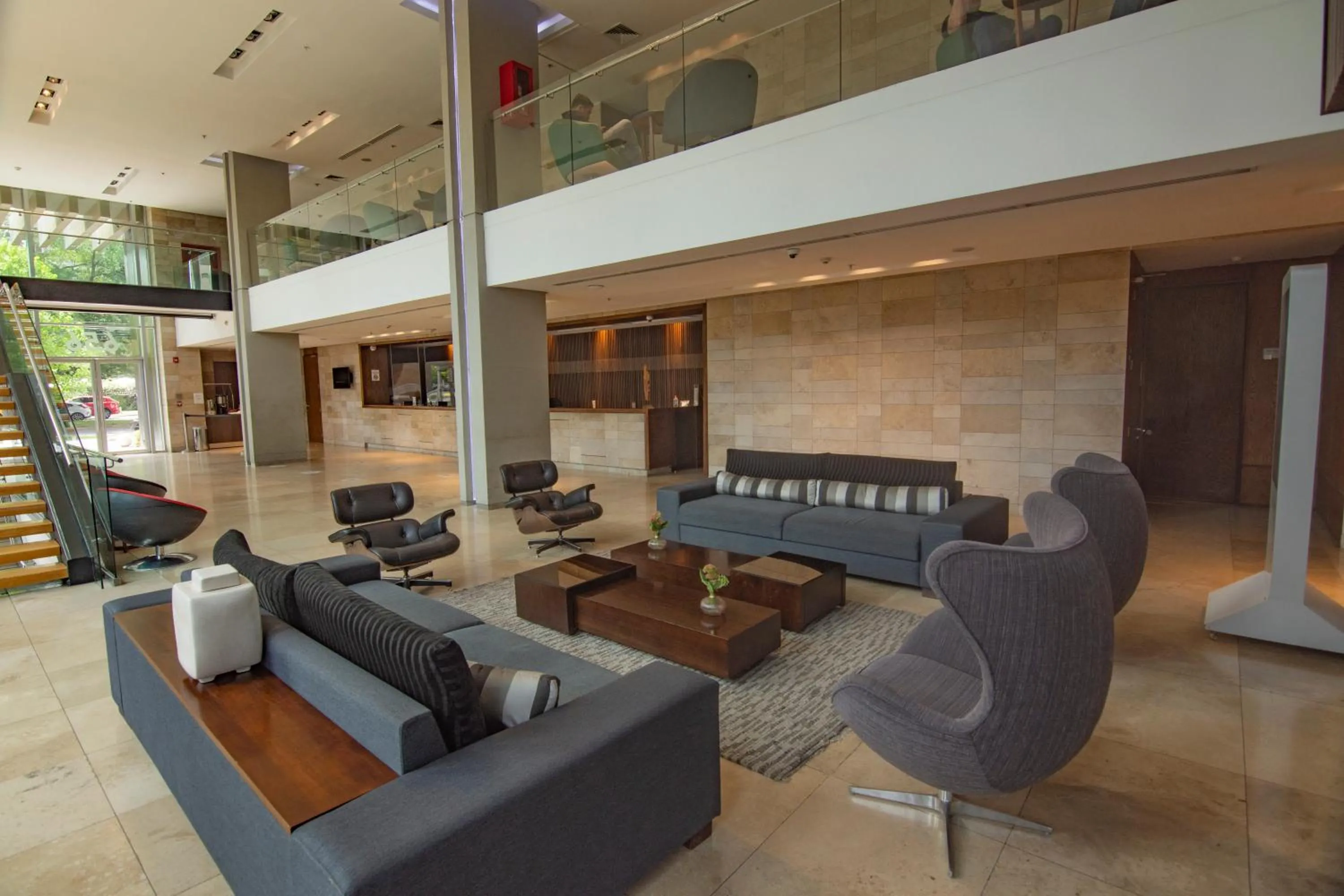 Seating area in Radisson Blu Plaza El Bosque Santiago