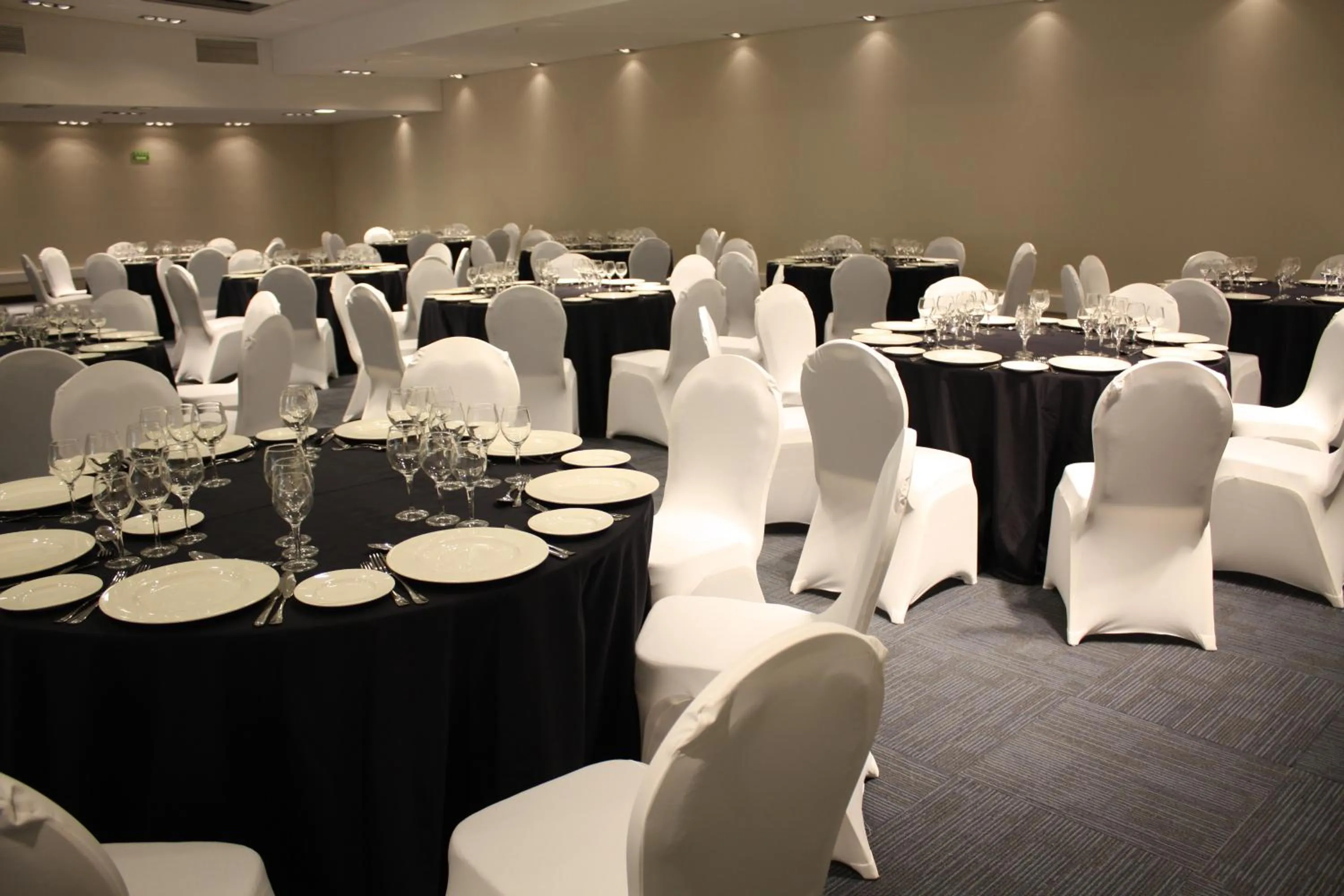 Restaurant/places to eat in Radisson Blu Plaza El Bosque Santiago