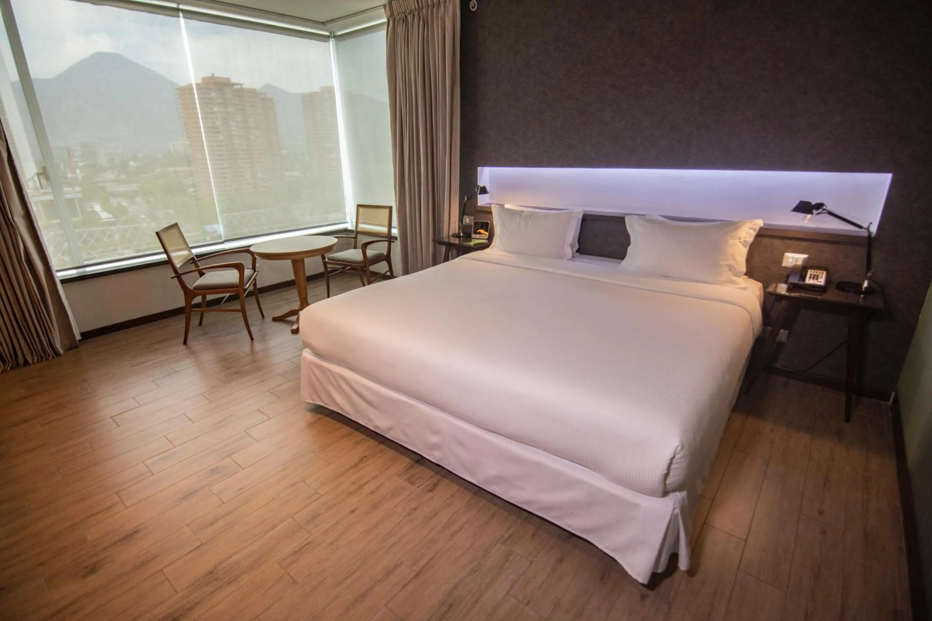 Bedroom, Bed in Radisson Blu Plaza El Bosque Santiago