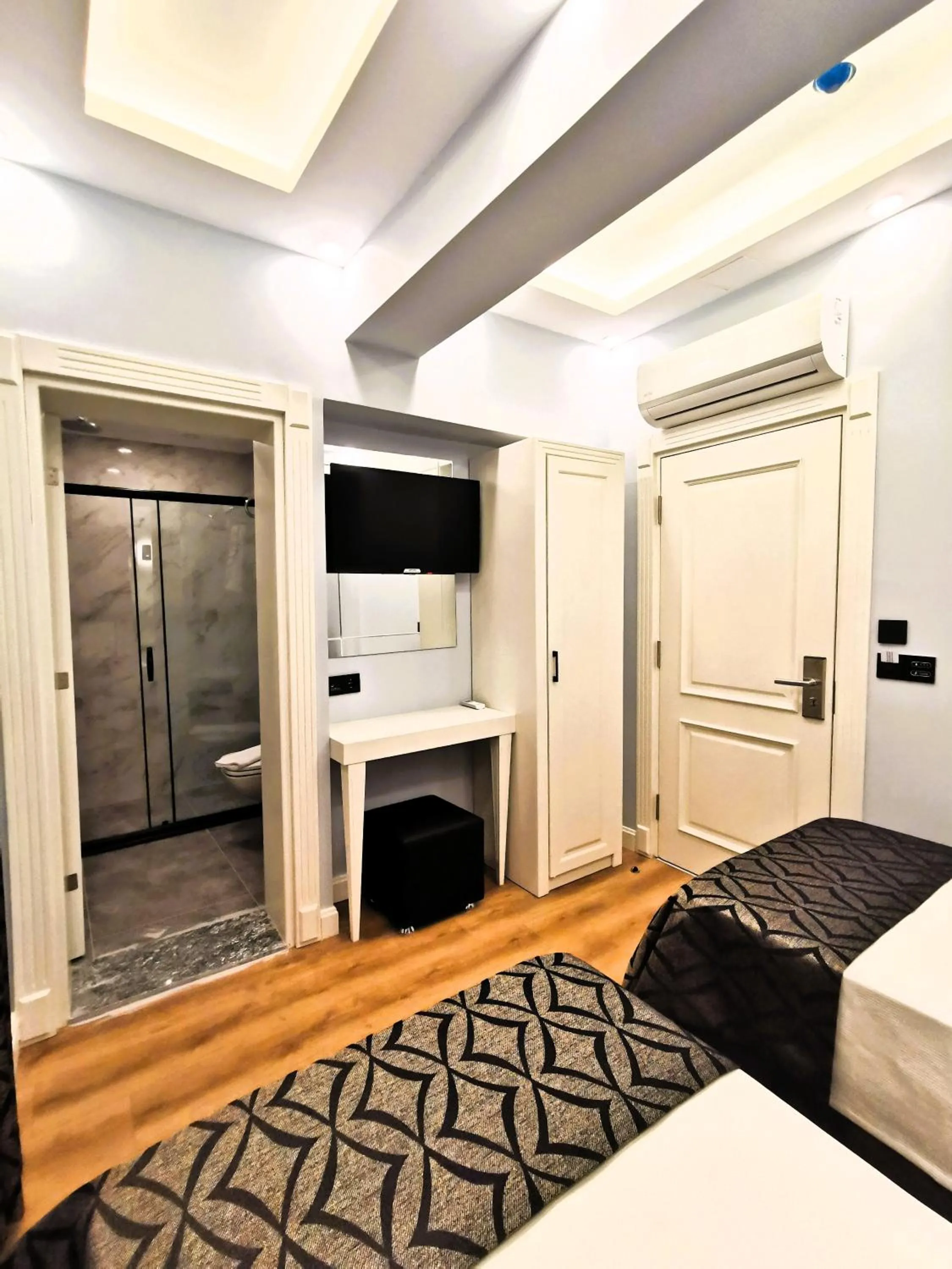 Bed in Luxx Garden Hotel