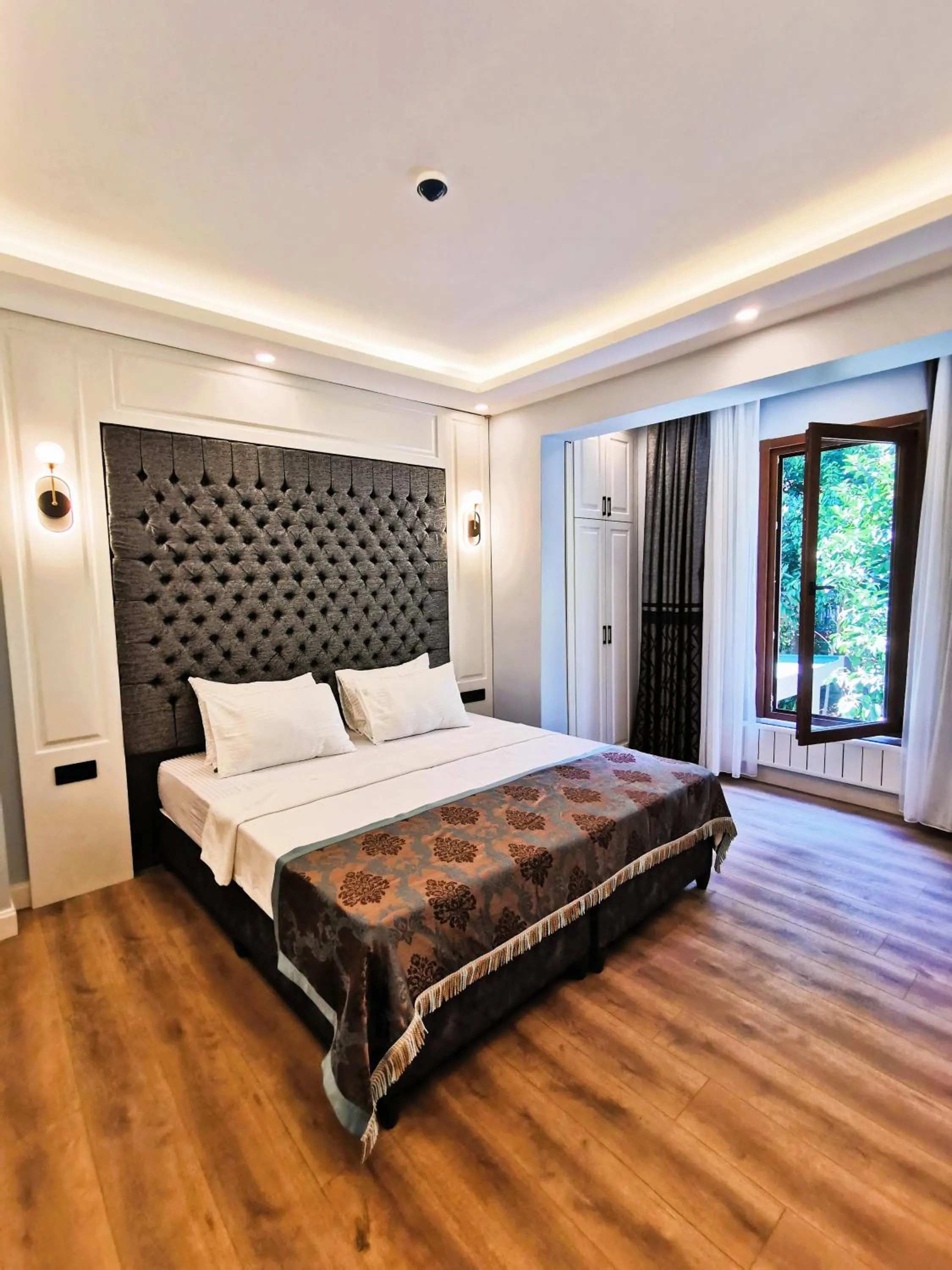 Bed in Luxx Garden Hotel