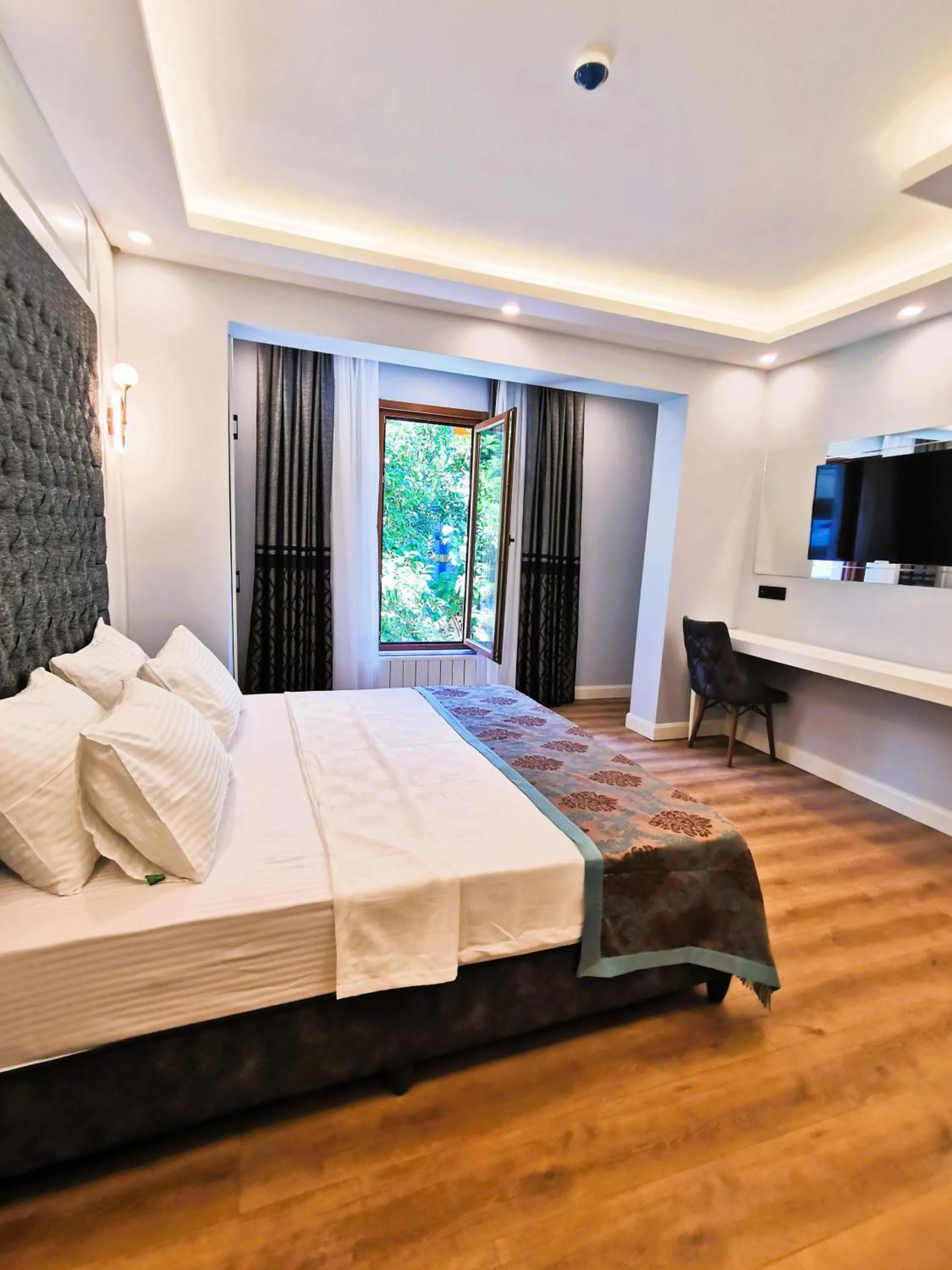 Bed in Luxx Garden Hotel