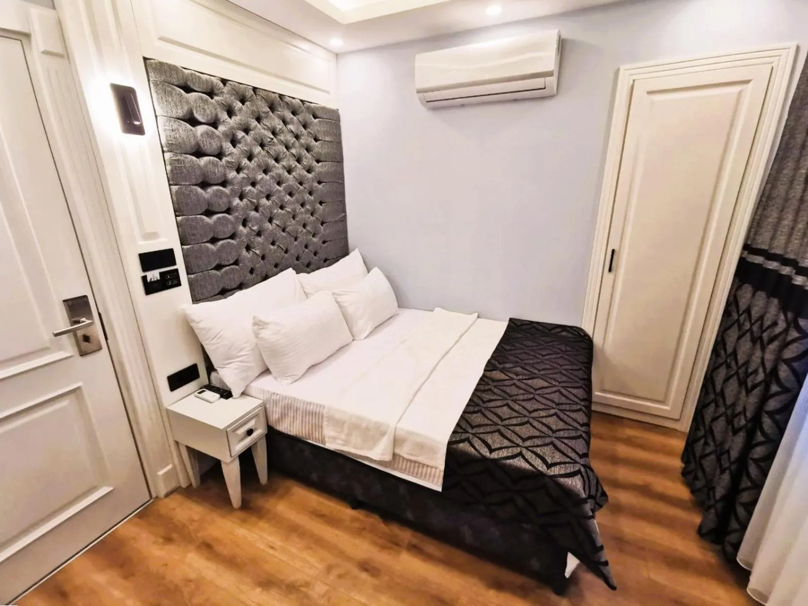 Bed in Luxx Garden Hotel