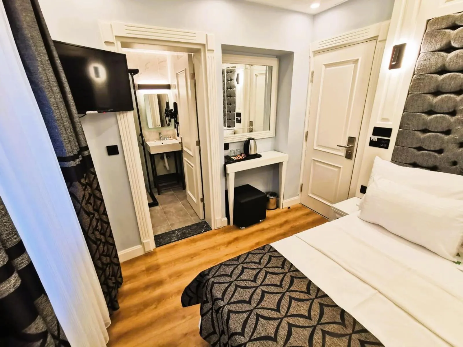 Bed in Luxx Garden Hotel