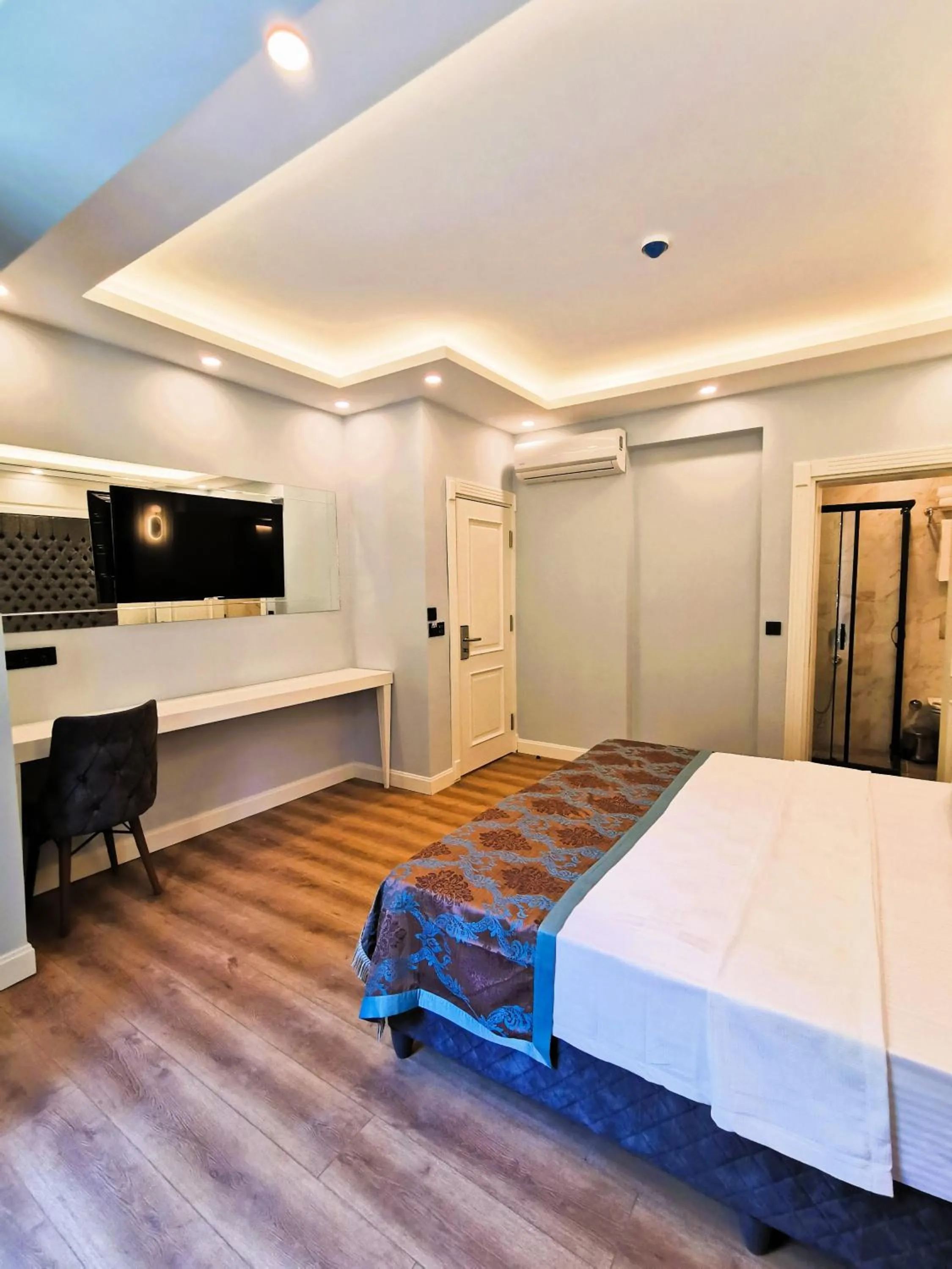 Bed in Luxx Garden Hotel