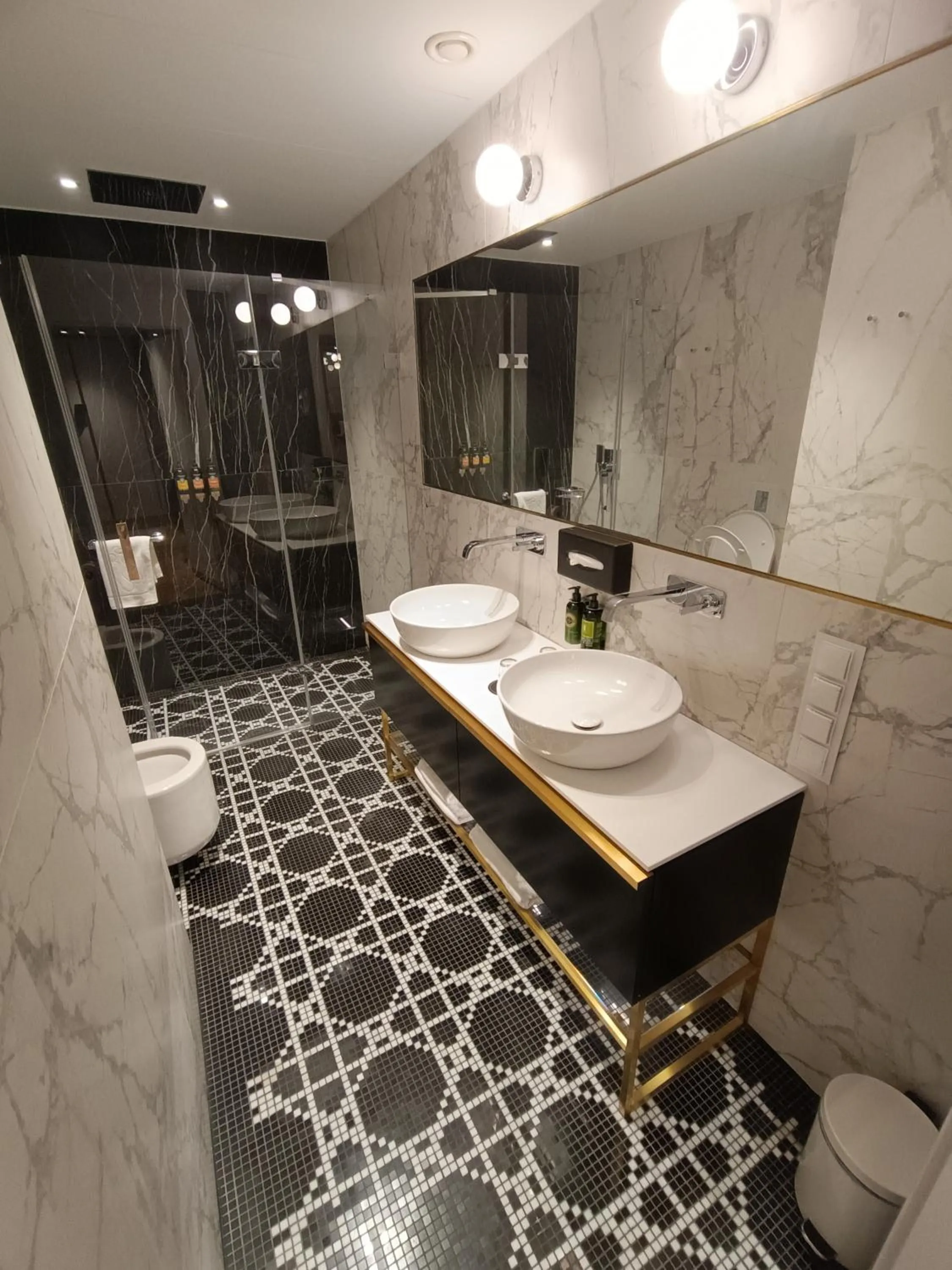 Shower in Hotel Ferreus Modern Art Deco