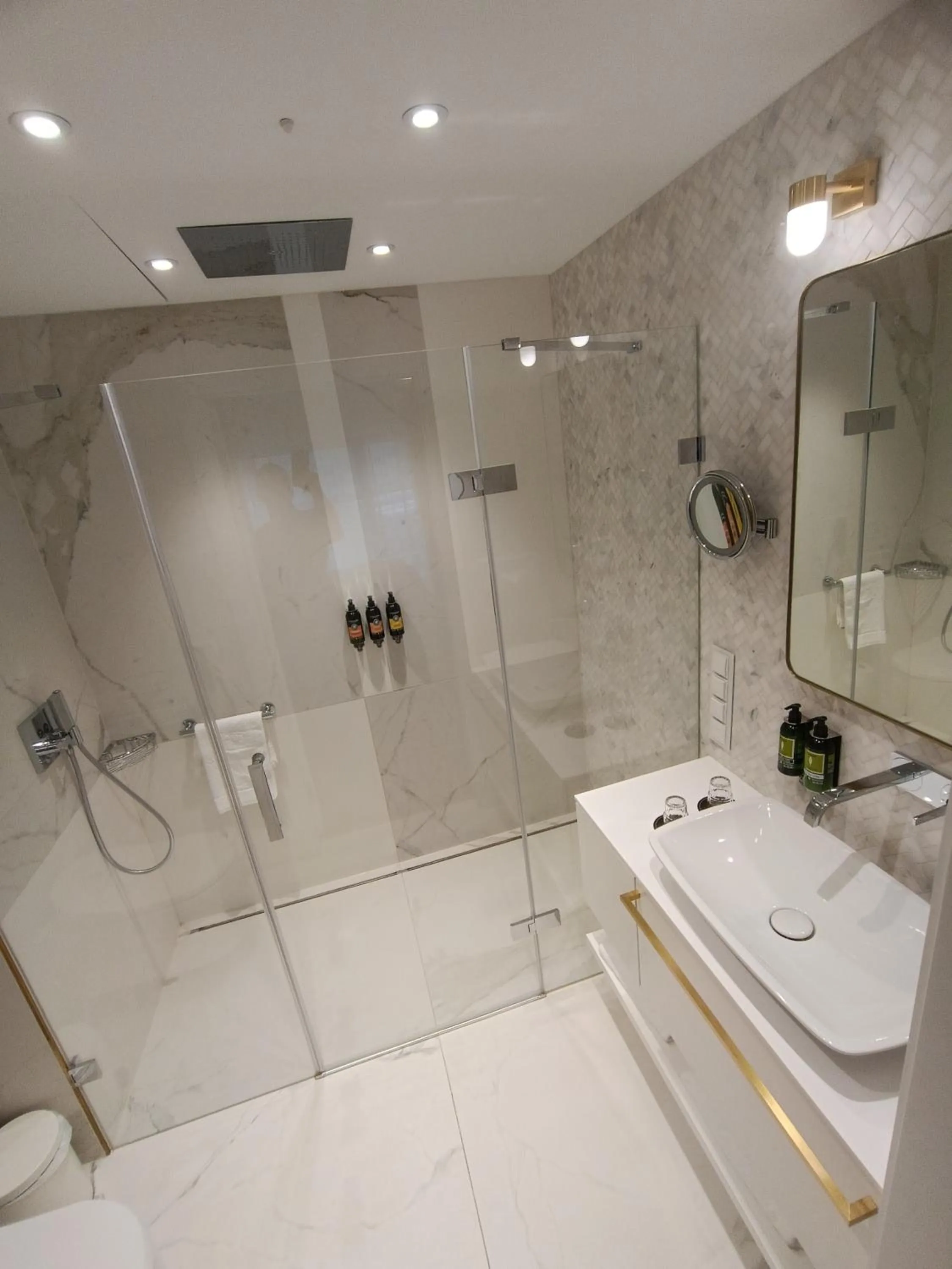 Shower in Hotel Ferreus Modern Art Deco