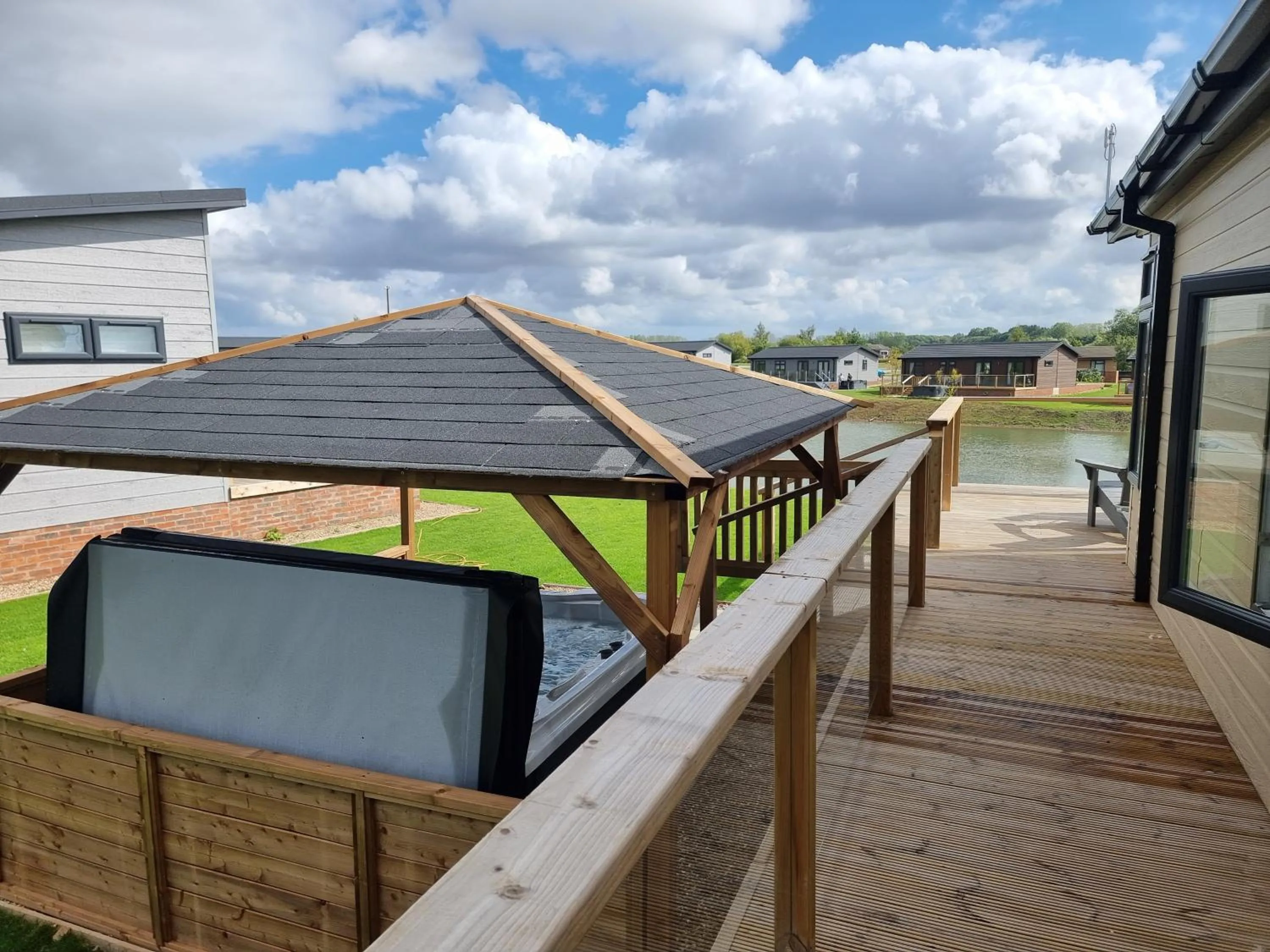 Luxury 2-Bed Lodge in Routh HotTub & Pet Friendly