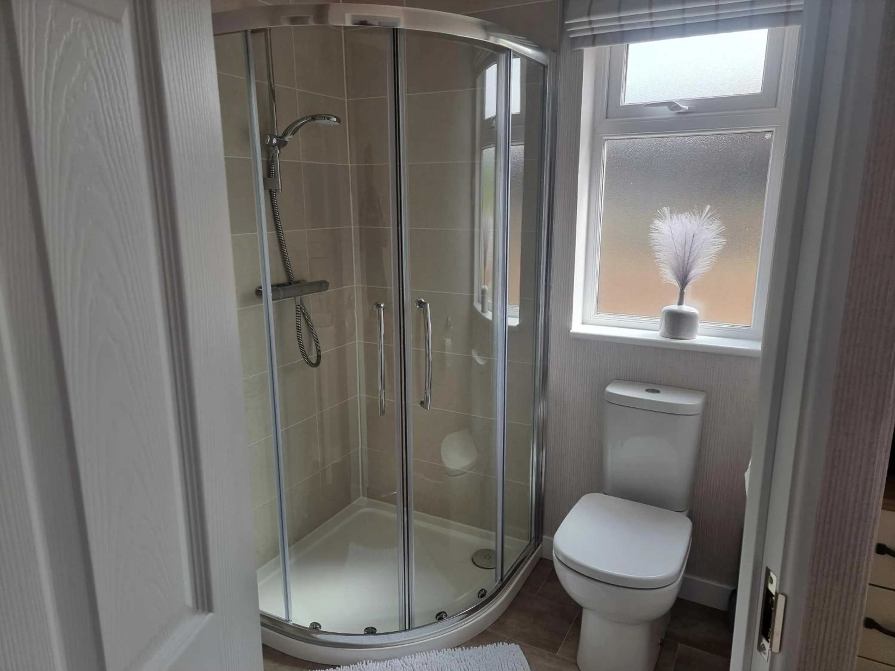 Bathroom in Luxury 2-Bed Lodge in Routh HotTub & Pet Friendly