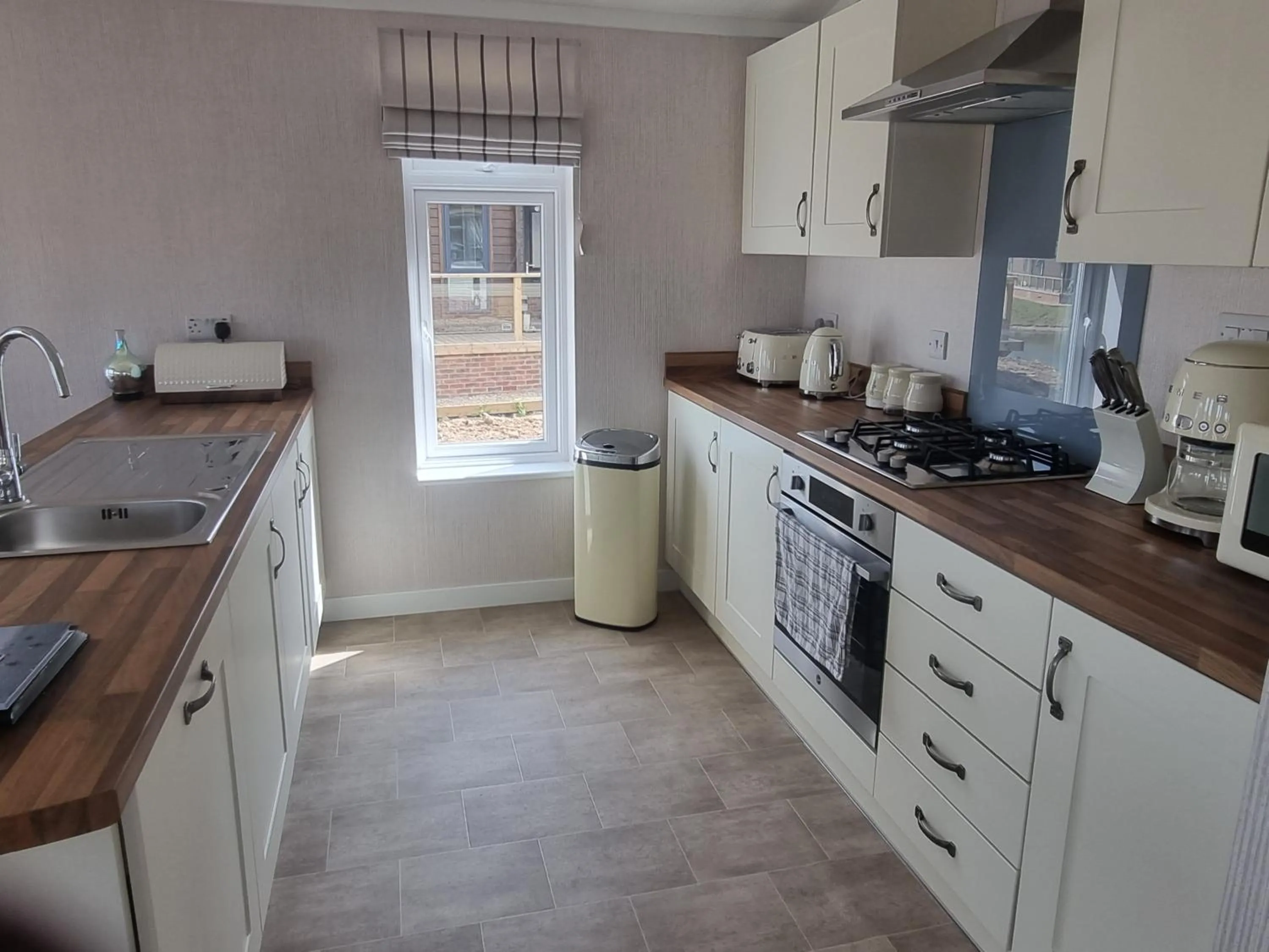 Kitchen or kitchenette in Luxury 2-Bed Lodge in Routh HotTub & Pet Friendly