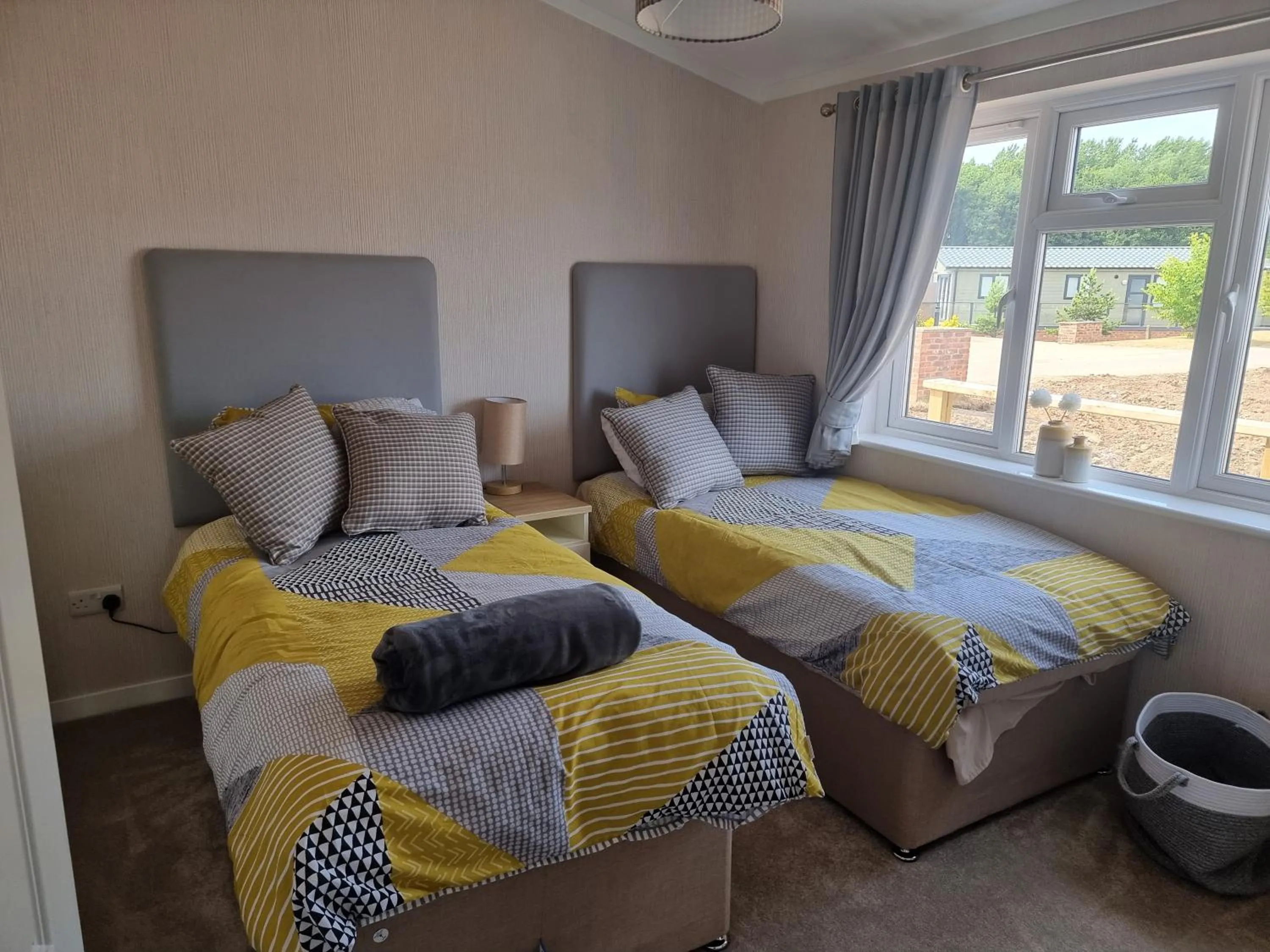 Photo of the whole room, Bed in Luxury 2-Bed Lodge in Routh HotTub & Pet Friendly