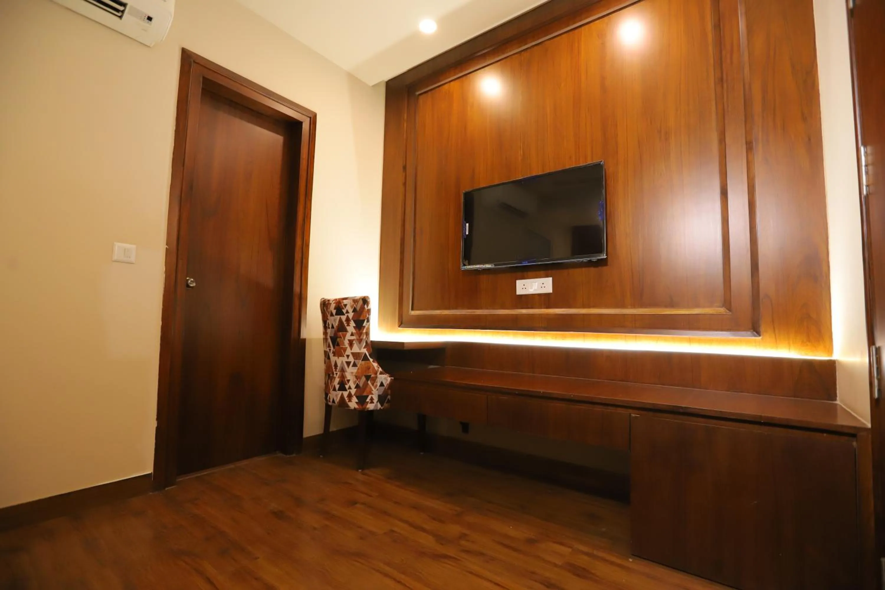 Communal lounge/ TV room in IP Royal Hotel - New Delhi