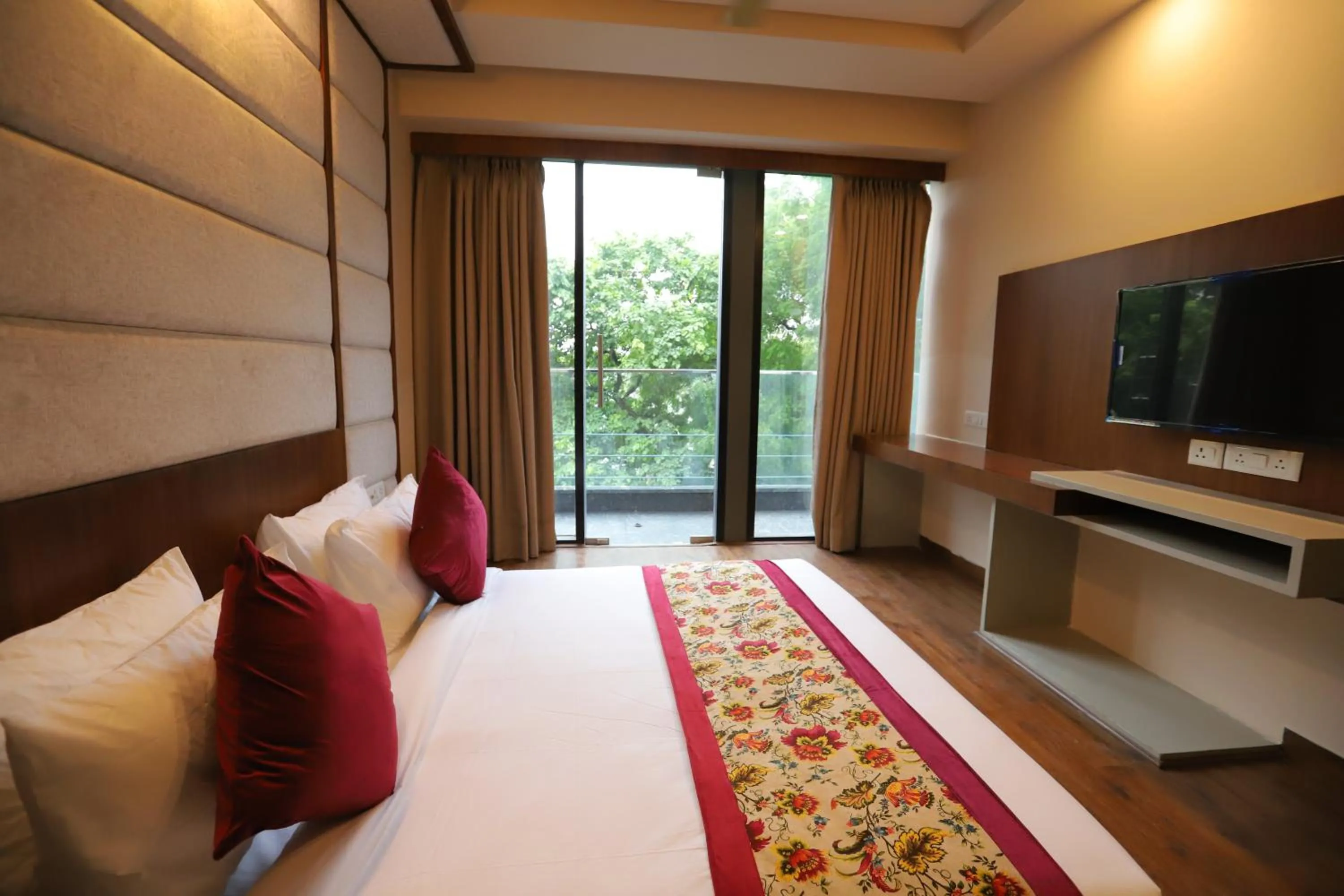 Communal lounge/ TV room, Bed in IP Royal Hotel - New Delhi