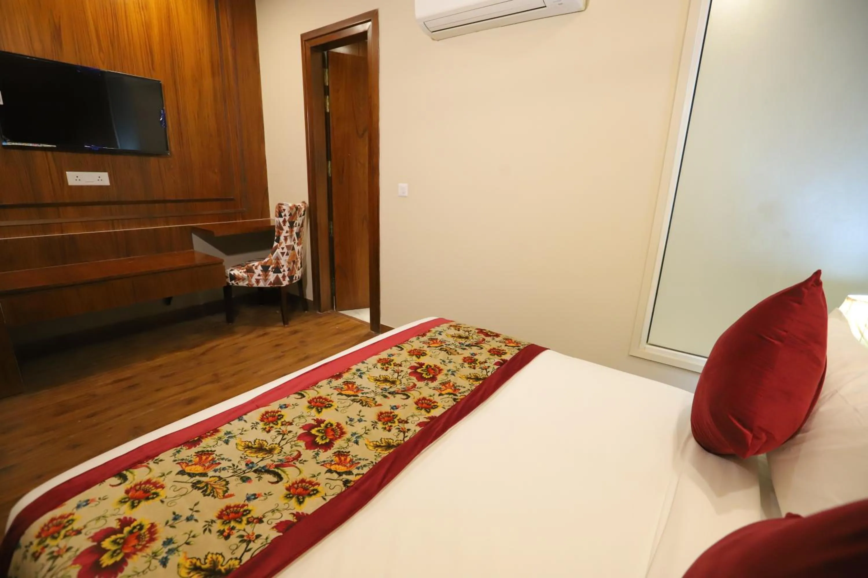 Communal lounge/ TV room, Bed in IP Royal Hotel - New Delhi