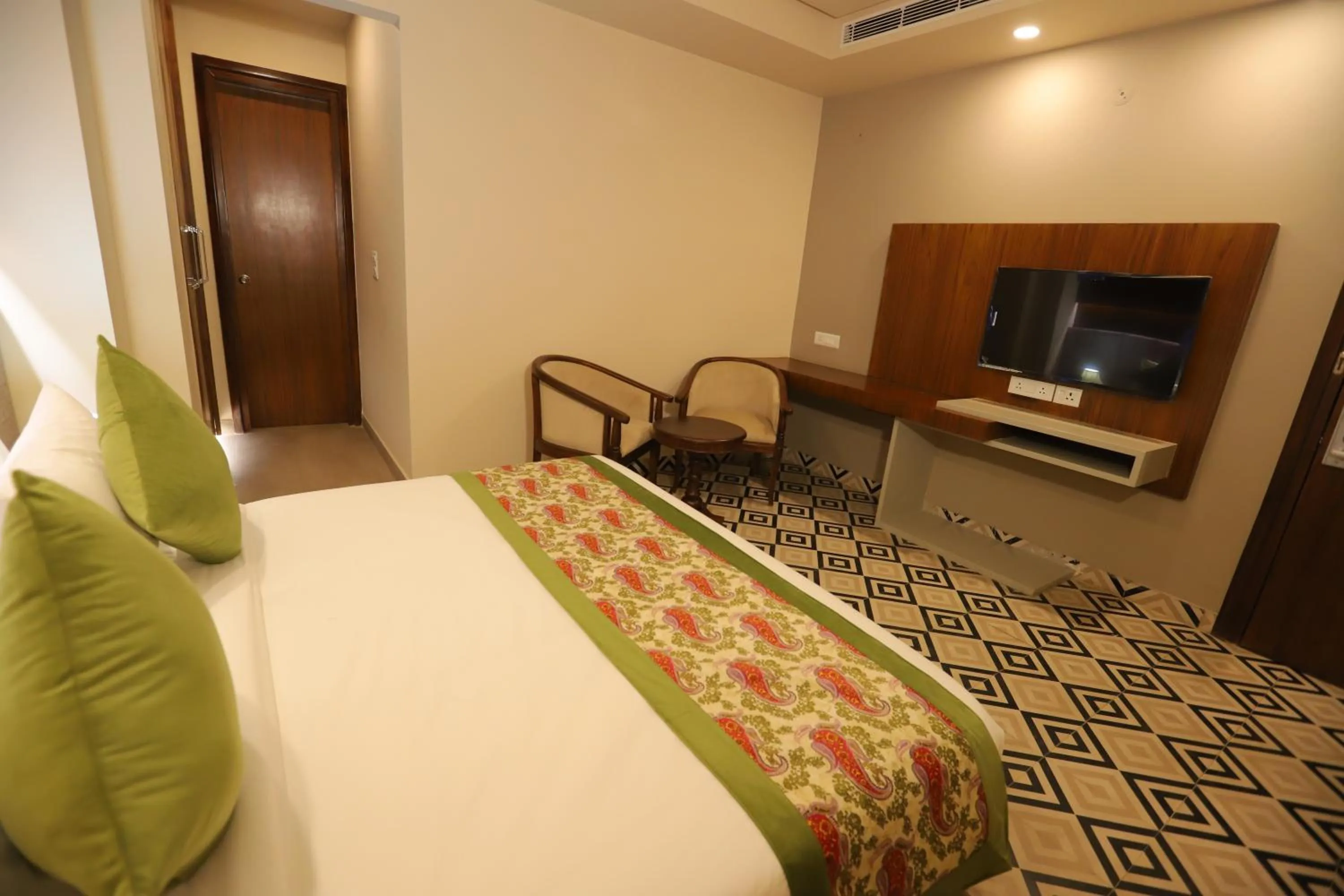 Communal lounge/ TV room, Bed in IP Royal Hotel - New Delhi