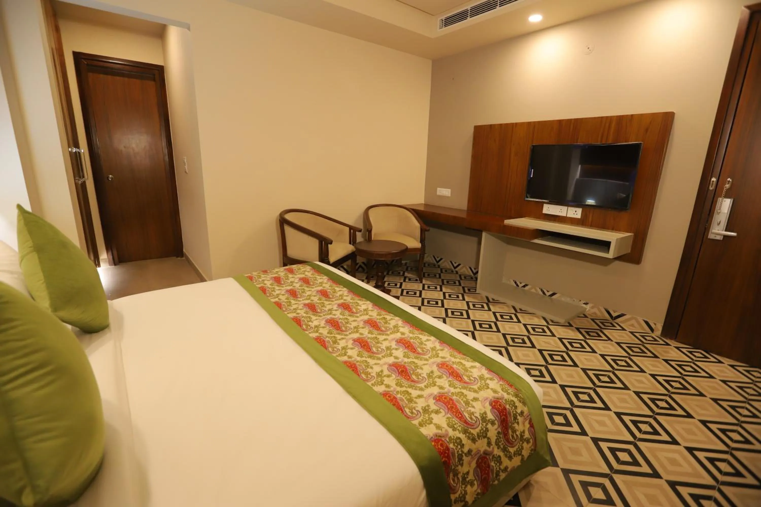 Communal lounge/ TV room, Bed in IP Royal Hotel - New Delhi
