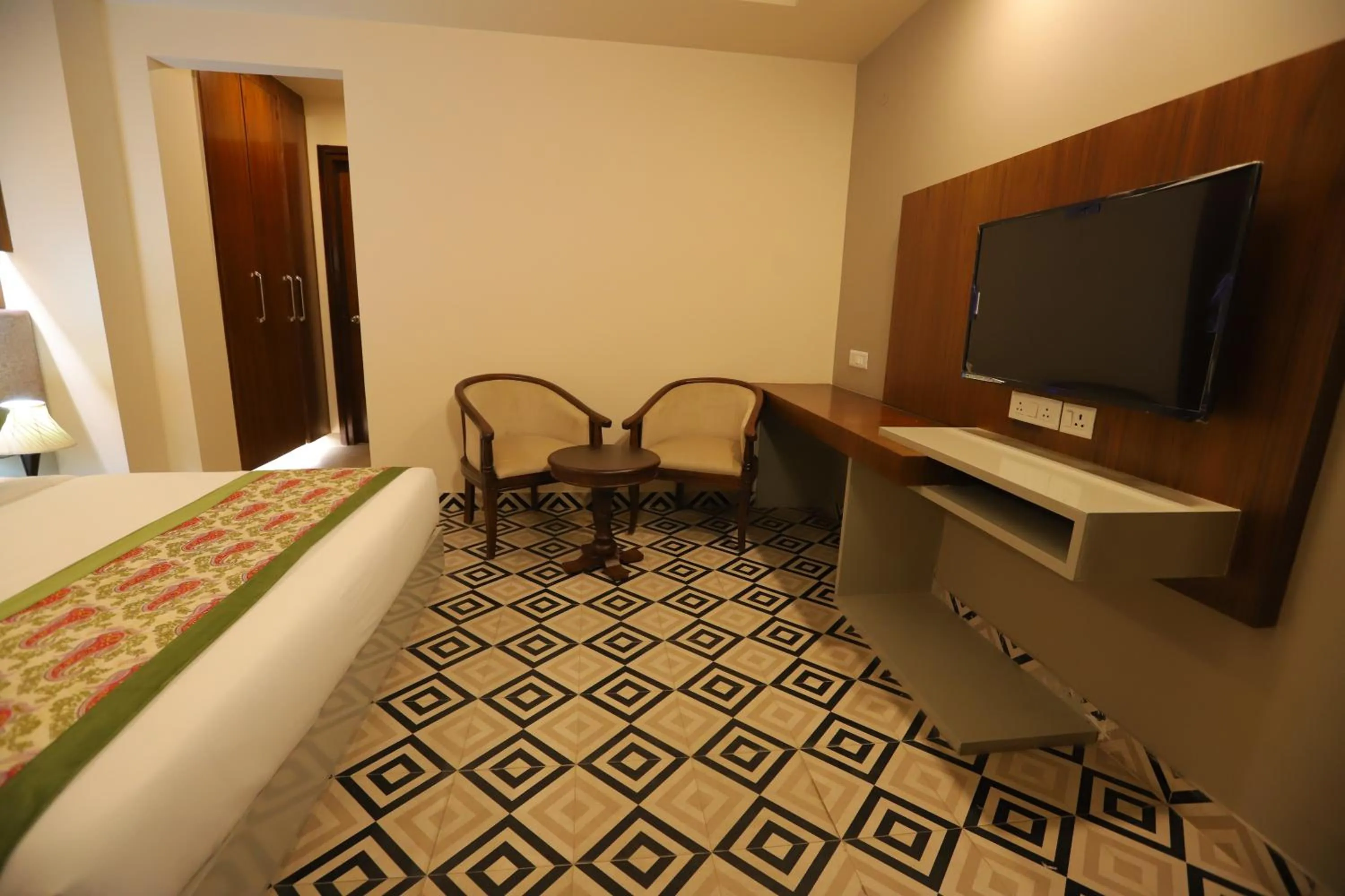 Communal lounge/ TV room, Bed in IP Royal Hotel - New Delhi