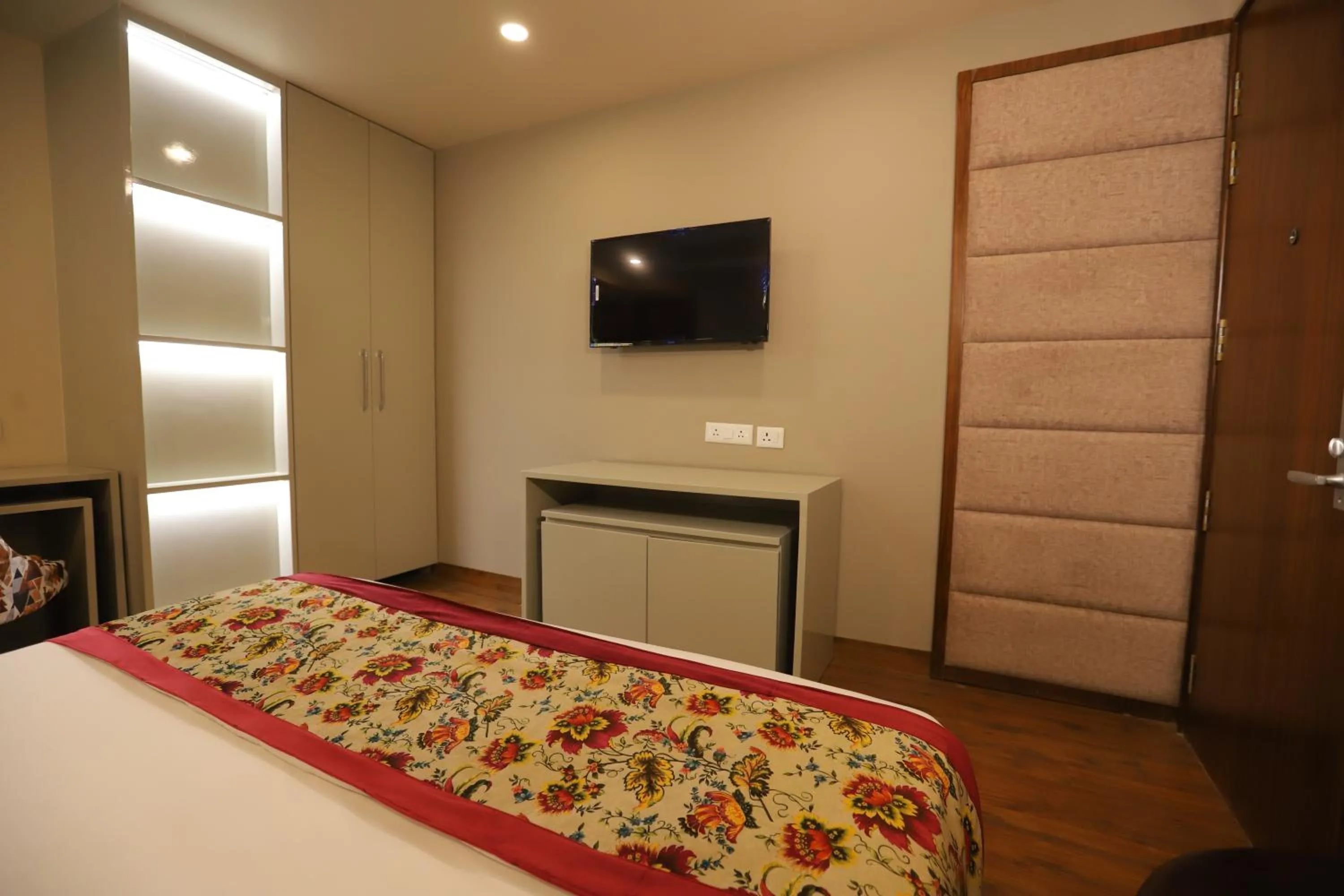 Communal lounge/ TV room, Bed in IP Royal Hotel - New Delhi